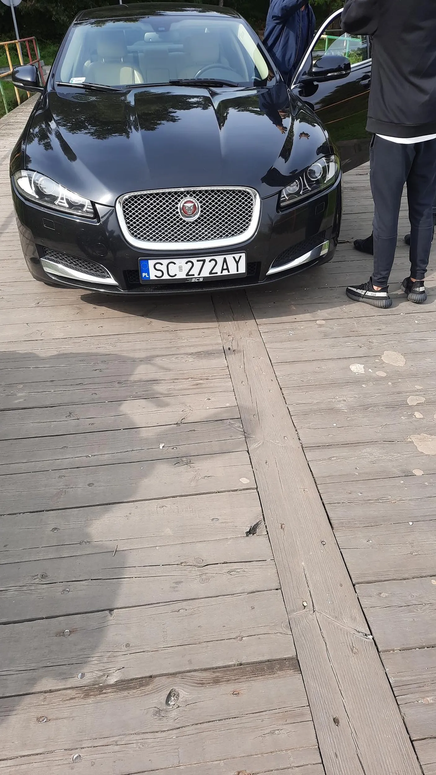 Blokuje most w Klobukowicach, stwierdzeniem że ursus c330 z siewnikiem posiada większą wagę niż 3.5 tony, przez co pojazdu rolniczego nie może przepuścić. Słysząc zgłoszenie sprawy na policji odjeżdża.