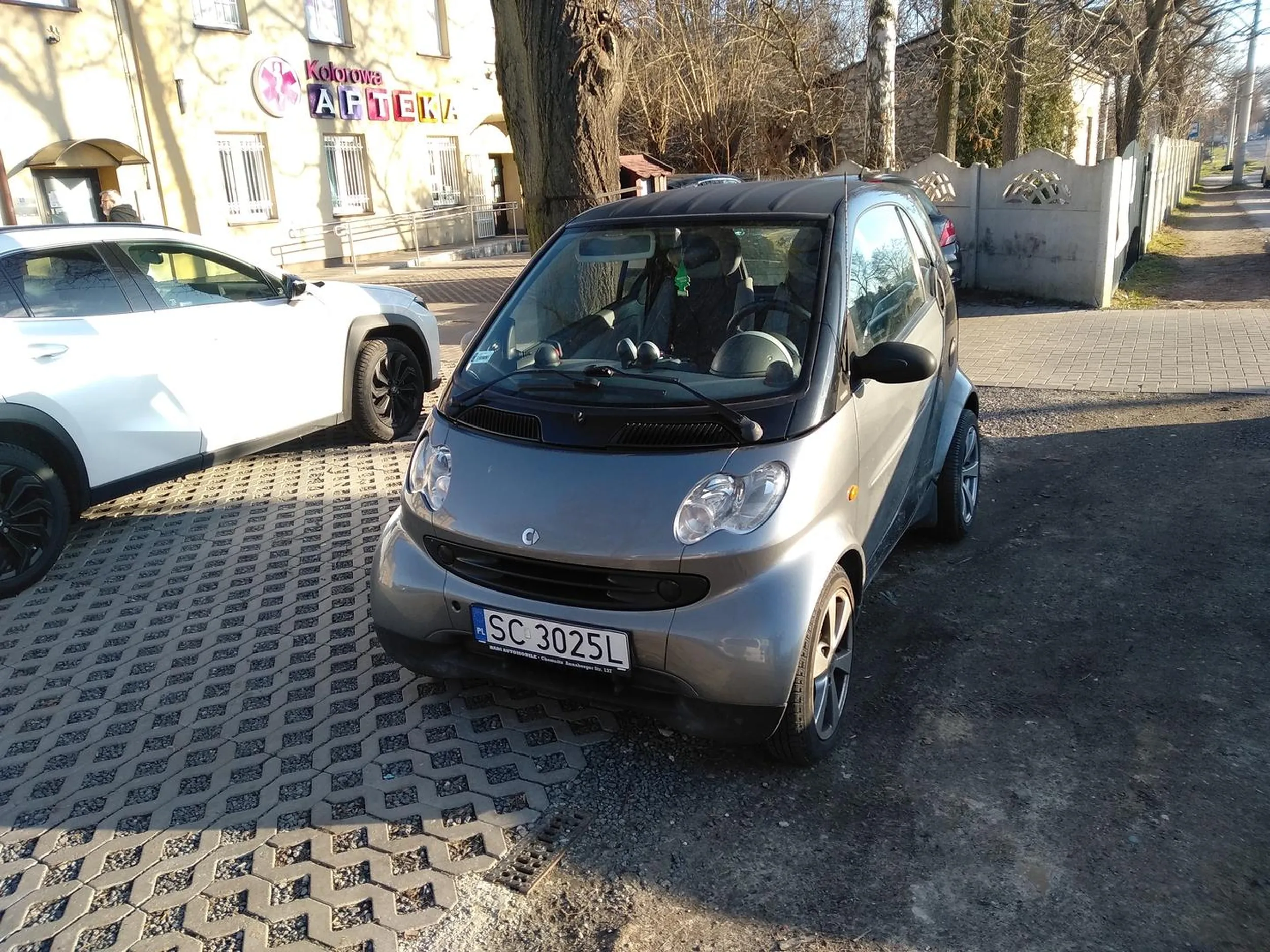 Uprzejma Pani raczyła wielce pomysłowo zastawić wyjazd na parkingu przed pocztą na Grabówce. Grzecznie poproszona o przeparkowanie odmówiła. Oby zawsze w życiu była "Smart", jak Jej mały "Smart". Serdecznie pozdrawiam i życzę mniej uprzejmych Kierowców na Jej drodze :)