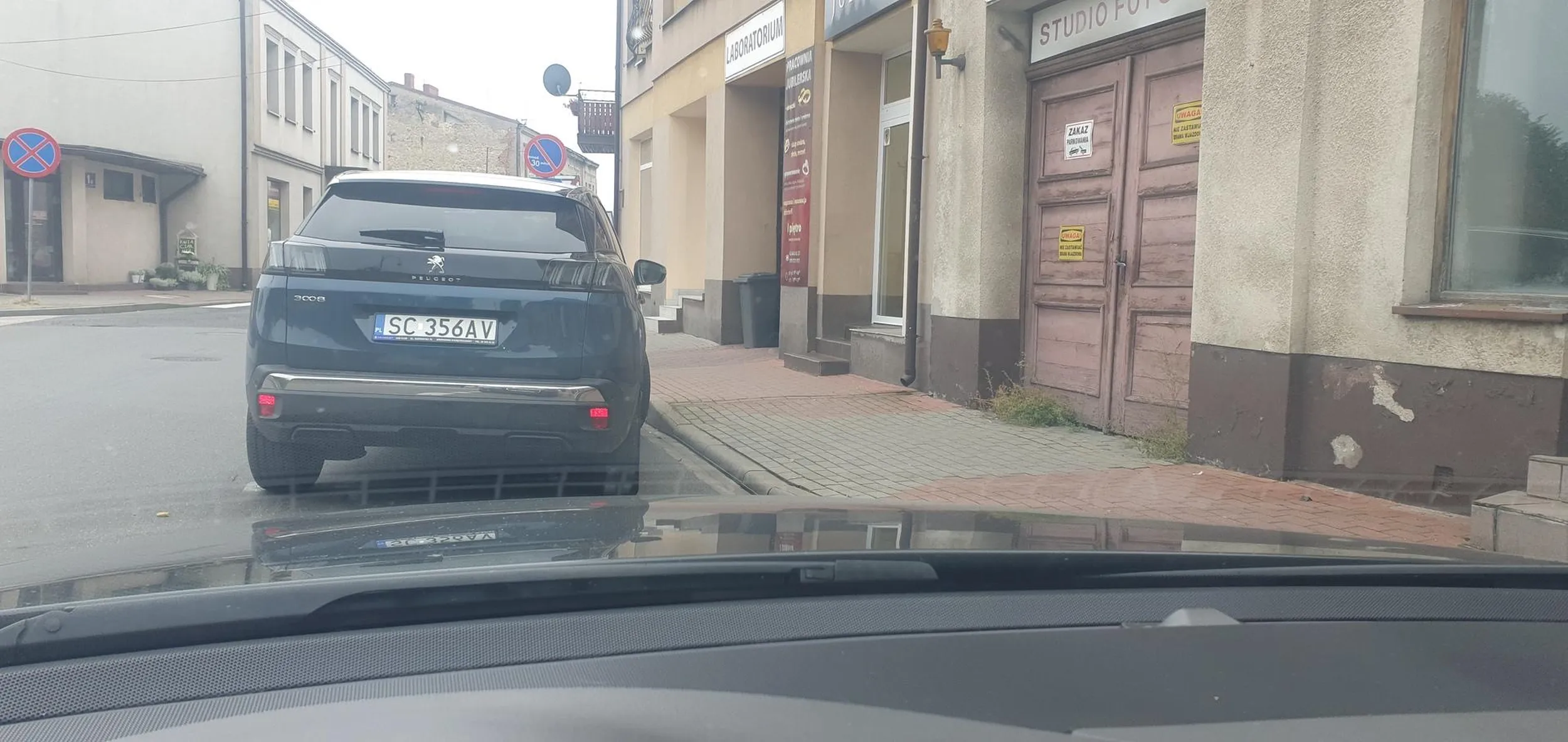 A oto medalik w Wieluniu, prosto pod znakiem zakaz parkowania, naucz sie kobieto zbaki czytac a nie ustawiasz swoją bryke komus prosto w bramie