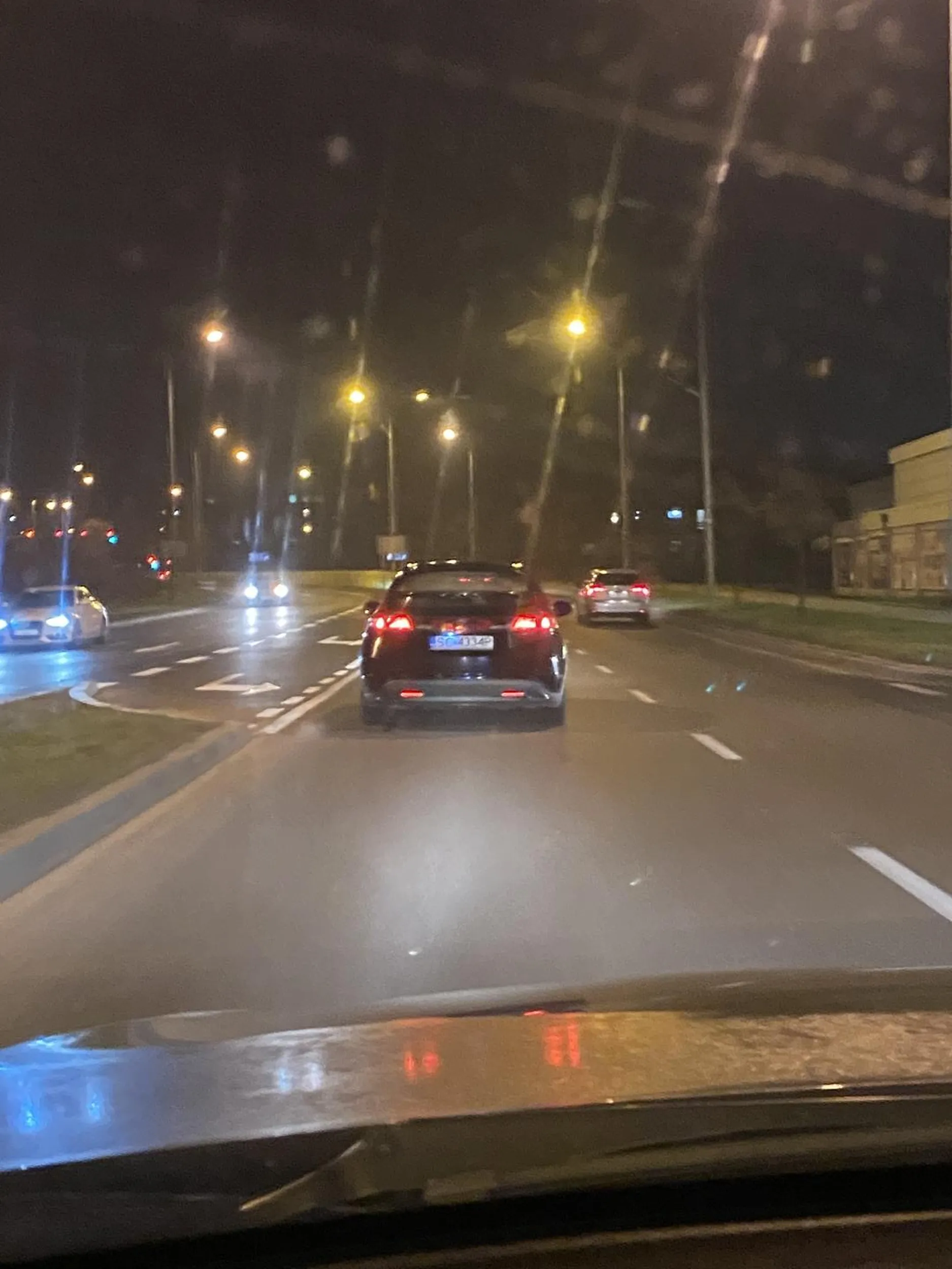 Jadąc 50 km/h na ograniczeniu 50km/h kierowca czarnej Hondy Civic siedział mi na zderzaku, oraz mrugał długimi, lekko nacisnąłem hamulec aby się odsunął, bo czuje się niepewnie gdy ktoś jedzie prawie w moim bagażniku, następnie kierowca wyprzedził mnie lekko zajeżdżając drogę i machał coś ręką w moją stronę. Bardzo niebezpieczne zachowanie ze strony kierowcy Hondy. W załączniku zdjęcie w.w samochodu.