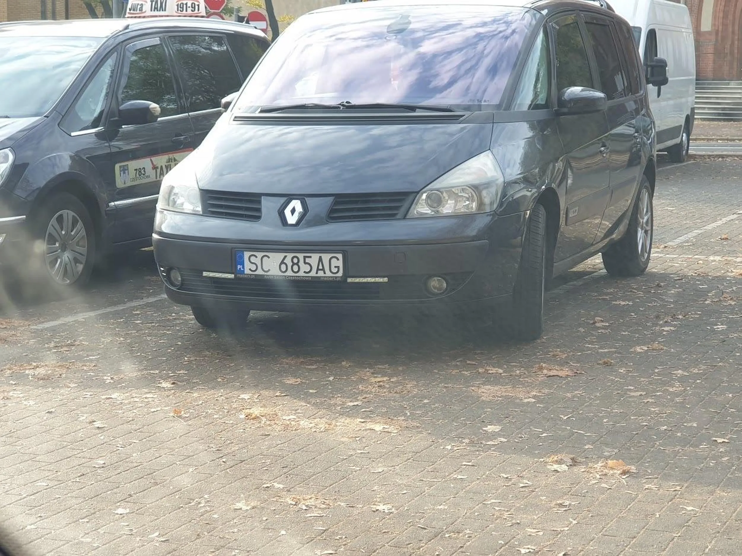 Właścicielowi/właścicielce auta przydałoby się ćwiczenie na trzymanie się wyznaczonych linii. Ewidentnie ma z tym problem, proponuję kolorowanki dla przedszkola - w nich bardzo łatwo można sobie przećwiczyć trzymanie się linii :)