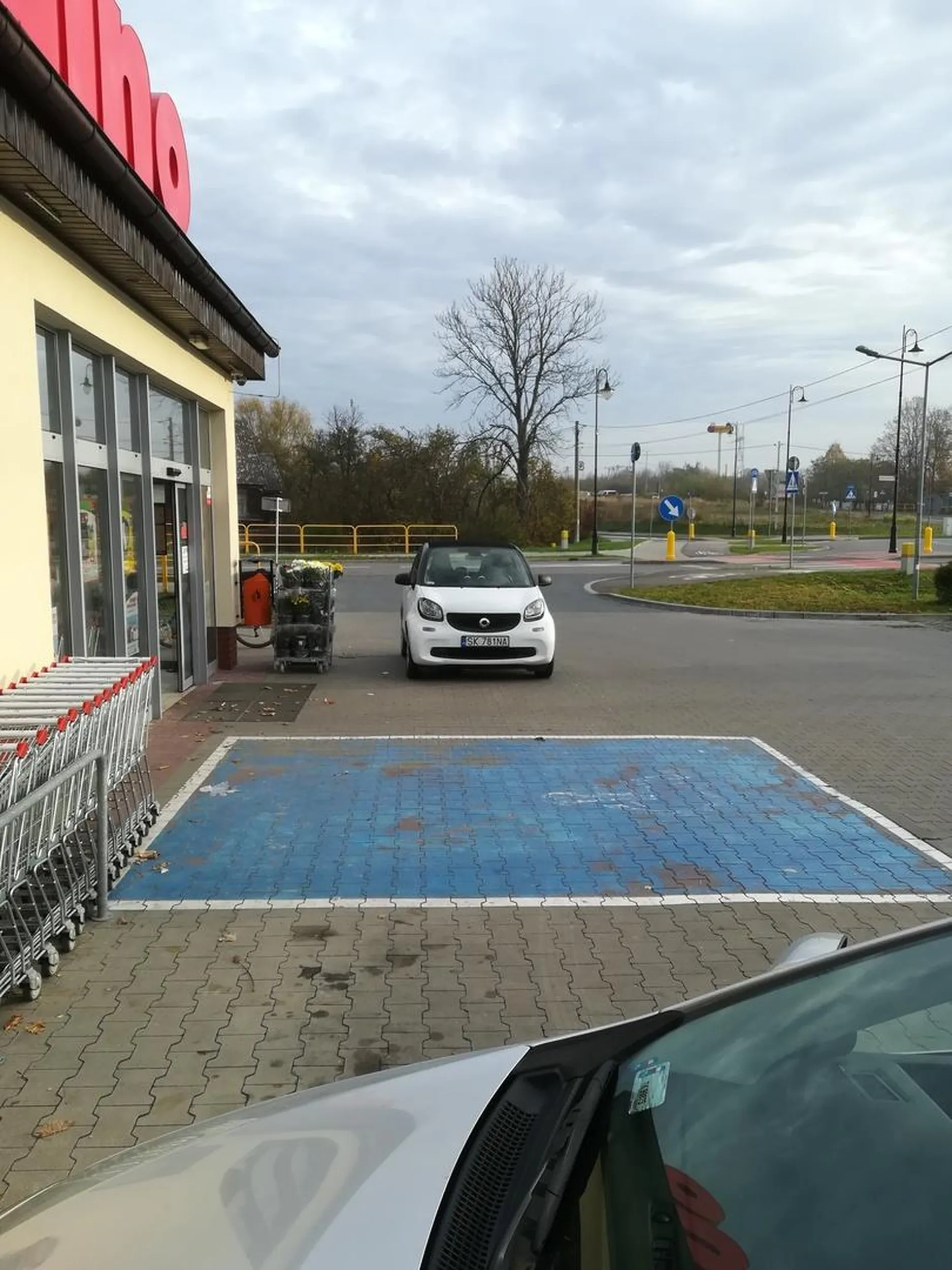 Cały parking wolny a jaśnie wielmożny jak ma w zwyczaju na środku wjazdu ??