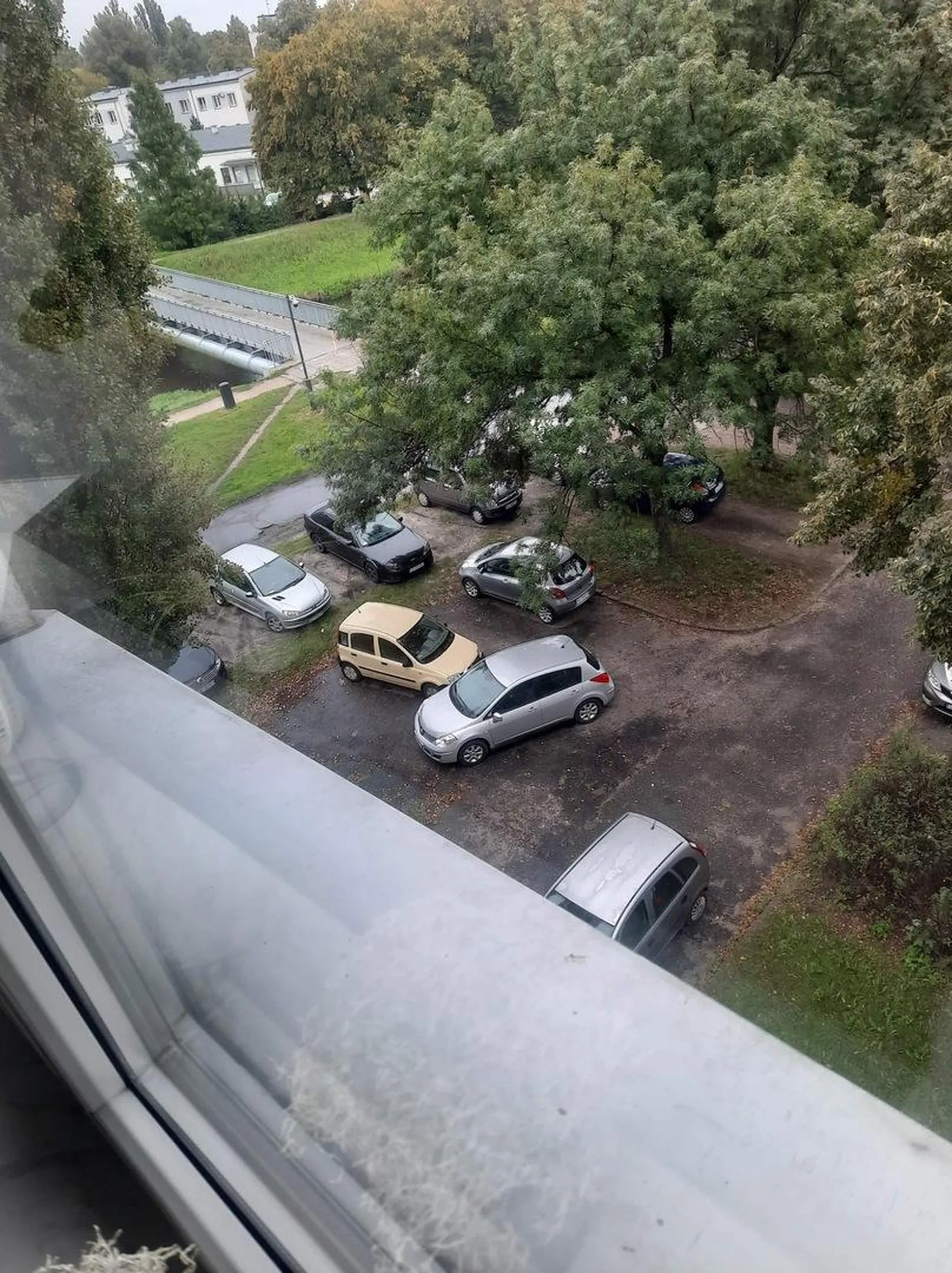 Następnym razem proponuje zaparkowac na dachu. Widzę, ze wygranie prawa jazdy w wyższej szkole mieszania chipsow w Radomiu ogranicza myślenie:(