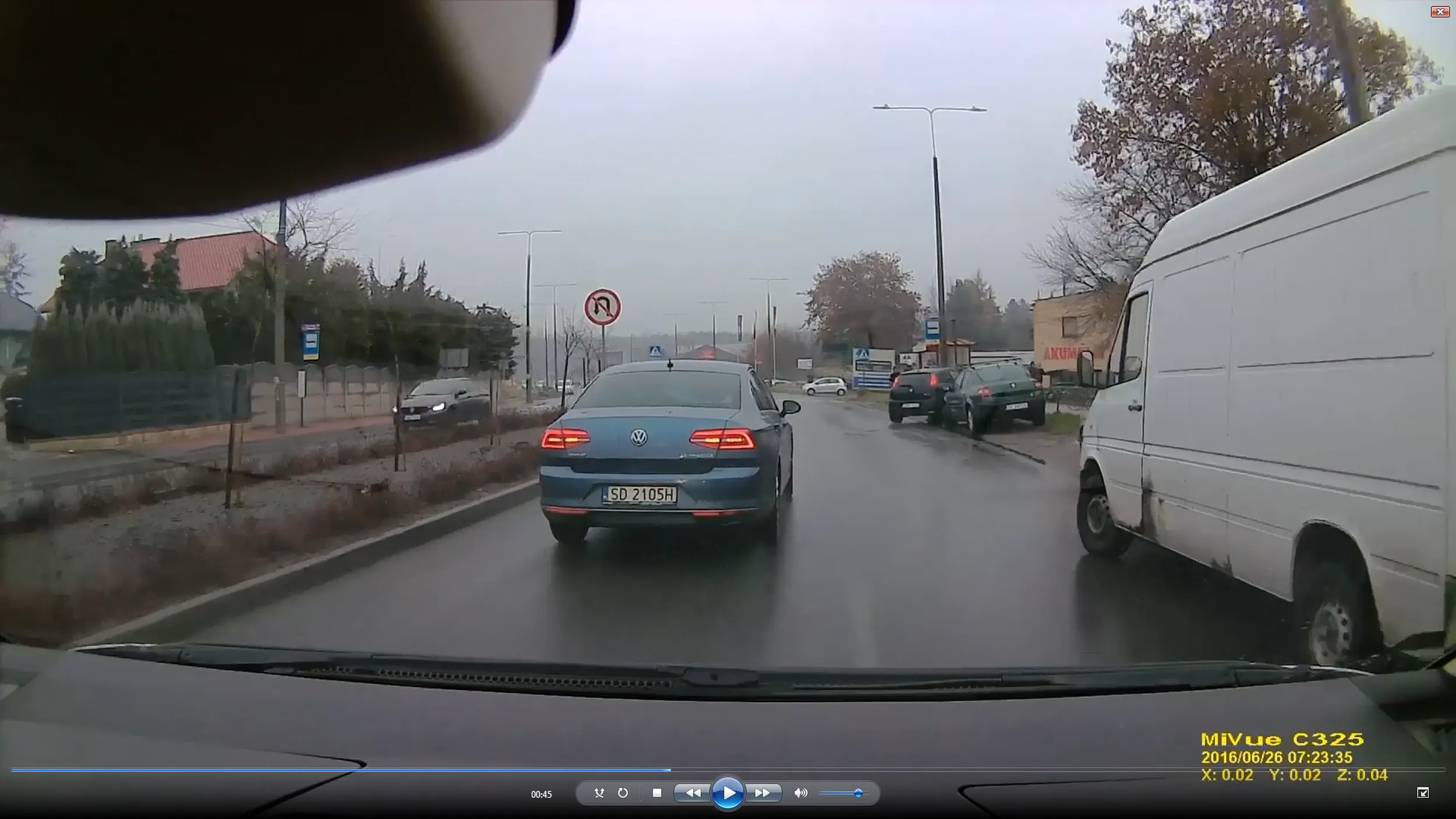 Starszy pan, z małym fiu**kiem i ogromnym ego, nie może przecież pozwolić na to, bo jakiś Citroen z załadowaną przyczepą jechał szybciej niż 30km/h. A gdy blokowanie stało się niemożliwe, stwierdził że wyprzedzić się też nie pozwoli. Z marnym skutkiem.