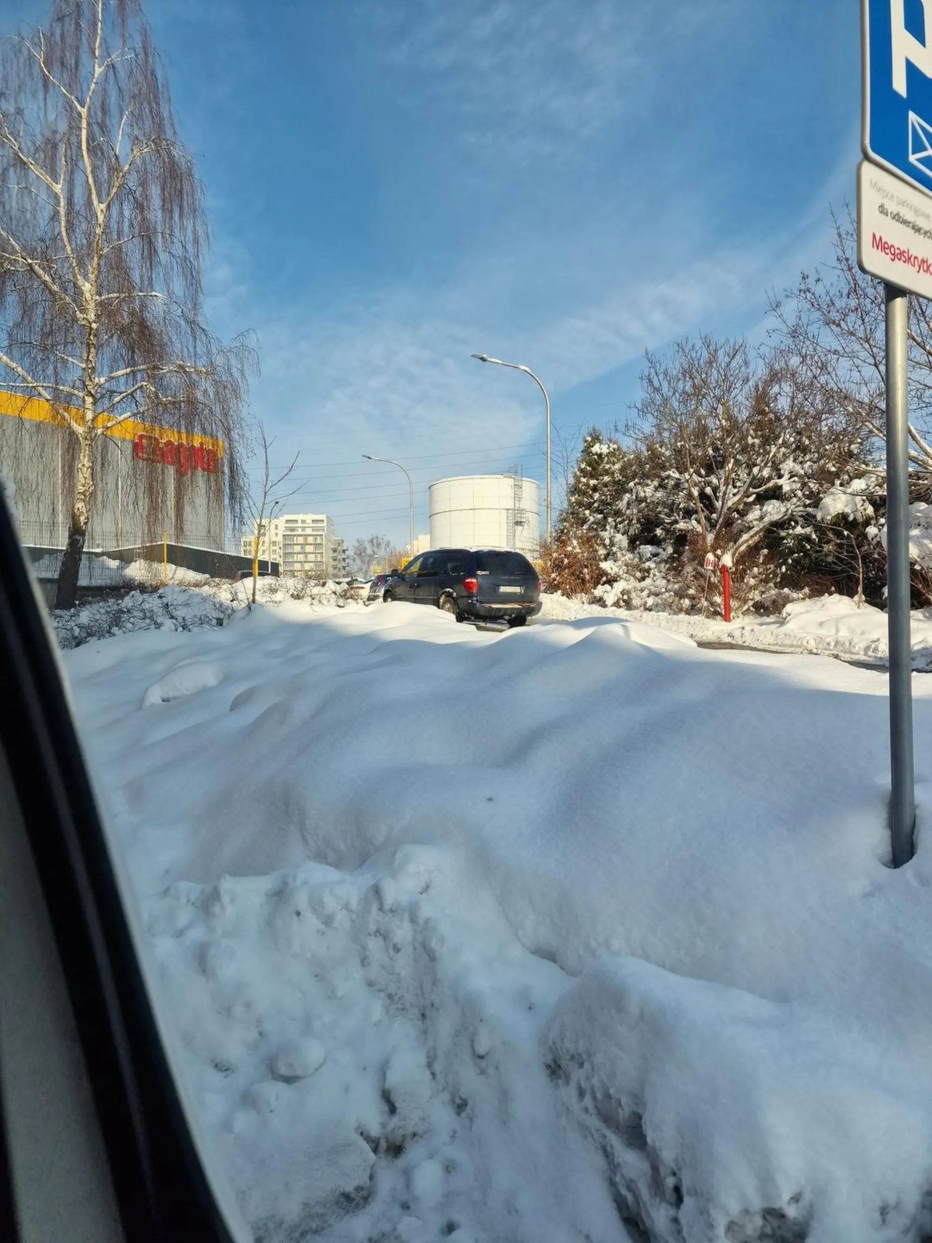 Uderzył w samochod zaparkowany na parkingu pod sklepem AGATA i uciekł.