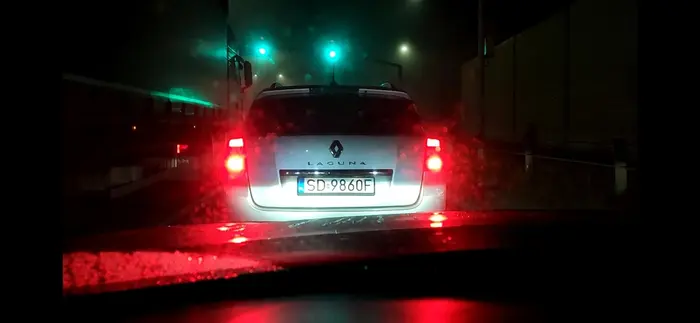 Proponuję zapoznać się z przepisami odnośnie używania świateł przeciwmgielnych tylnich...