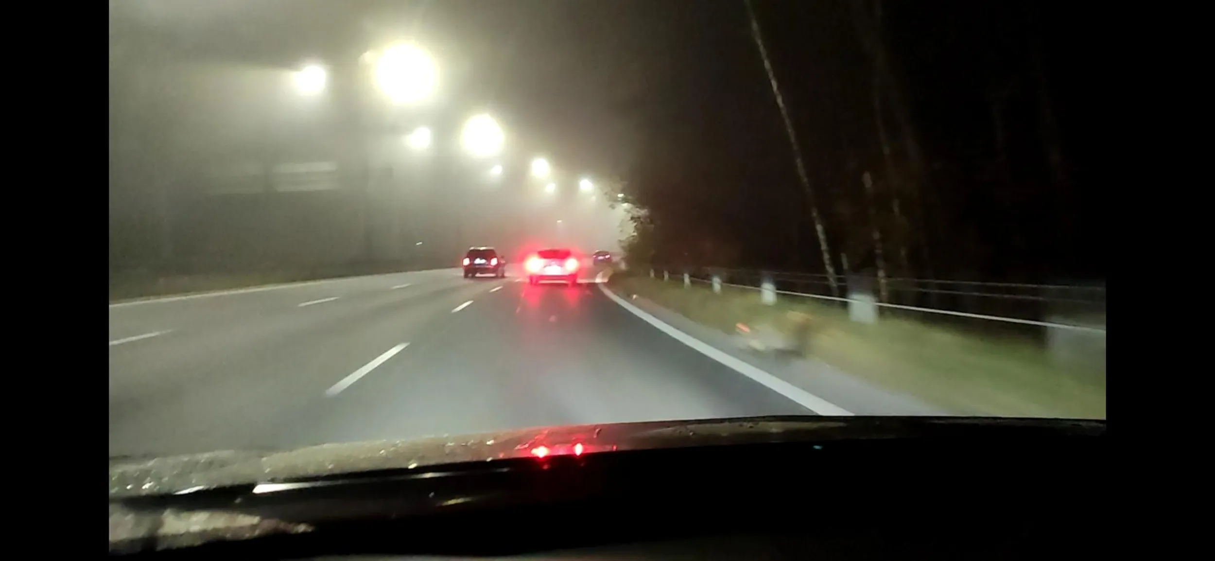 Proponuję zapoznać się z przepisami odnośnie używania świateł przeciwmgielnych tylnich...