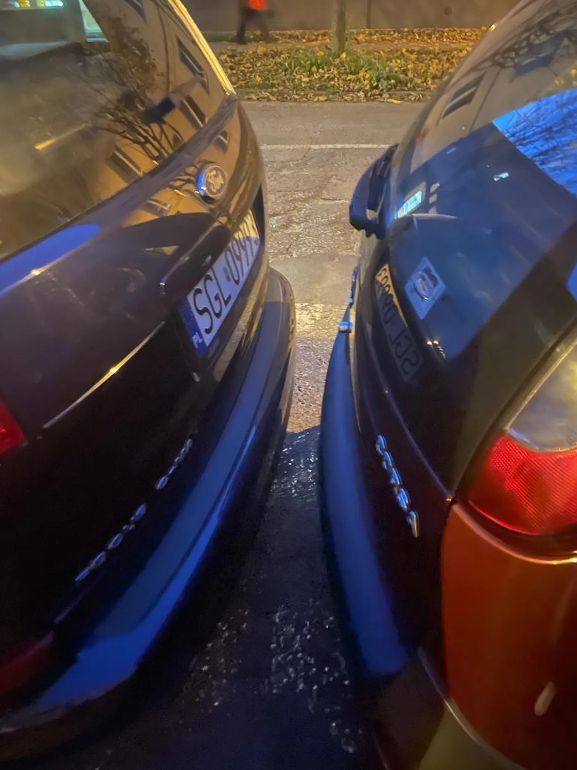 Gratuluję, mistrzu parkowania. Następnym razem kiedy kogoś tak zastawisz, zastanów się jak wyjedziesz, jeśli ciebie z przodu też ktoś tak zastawi.