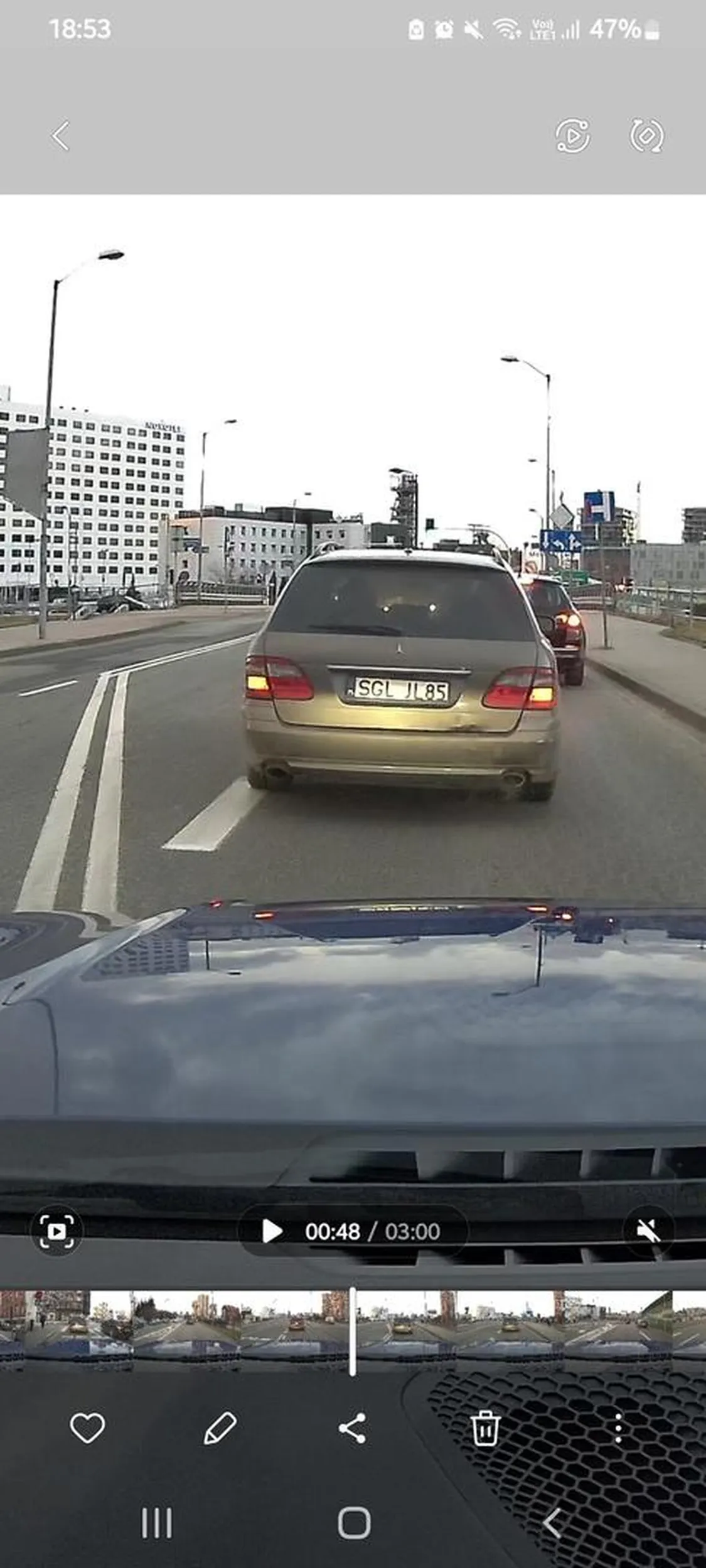 Ten człowiek to pato-recydywa zapewne jezdzi bez prawa jazdy które stracił zanim dostał. Uważać, najlepiej dzwonić na policję niech zajmą się tym bandyta drogowym.