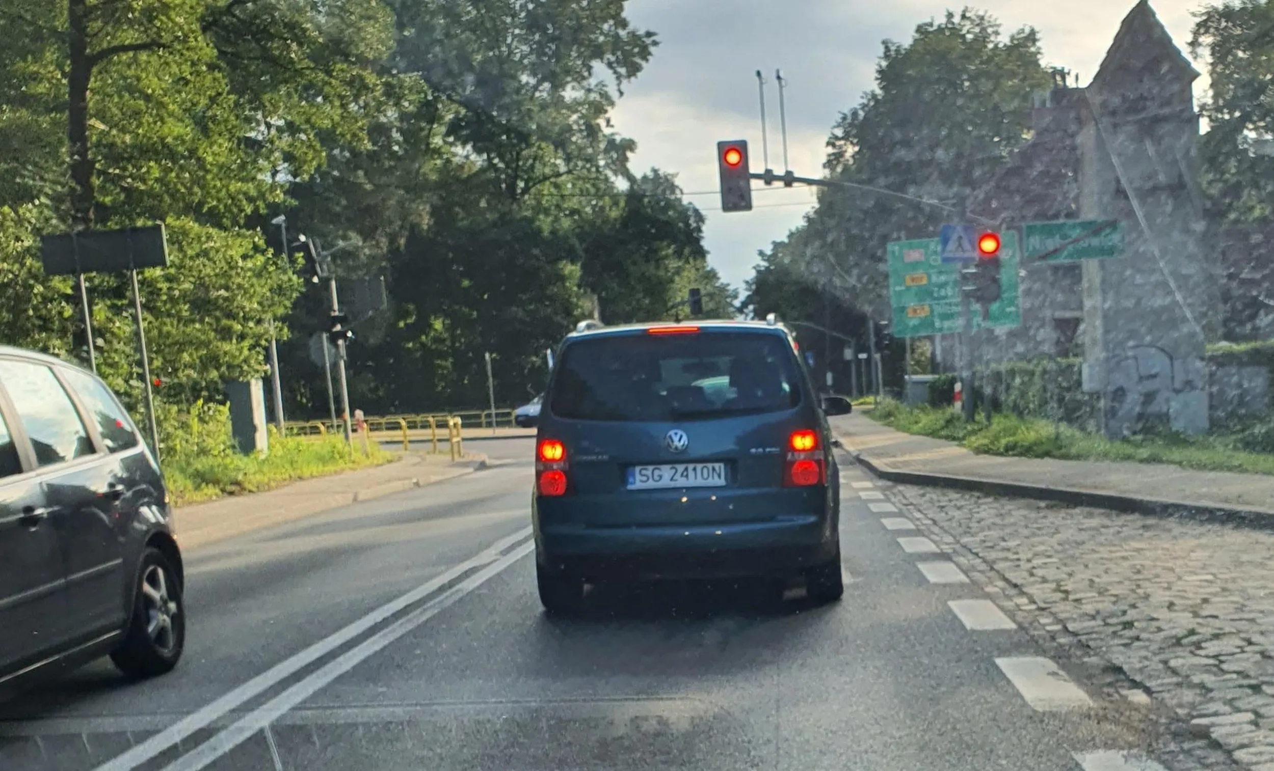 Wyjazd z obszaru zabudowanego, poruszamy się oznakowanym pojazdem nauki jazdy (przypominam, szczególna ostrożność) kursant rozpędził samochód do 60, szybciej nie było sensu bo na najbliższej sygnalizacji dopiero co zapaliło się światło czerwone, z resztą ograniczenie jest tam do 70. Pani kierująca Volkswagenem podjechała nam pod zderzak, zaczęła wymachiwać rękami zza kierownicy, następnie wyprzedziła i gwałtownie zwolniła nam przed maską, po czym szybko przyspieszyła i (któż by się spodziewał) zmuszona była mocno zahamować przed czerwonym światłem.