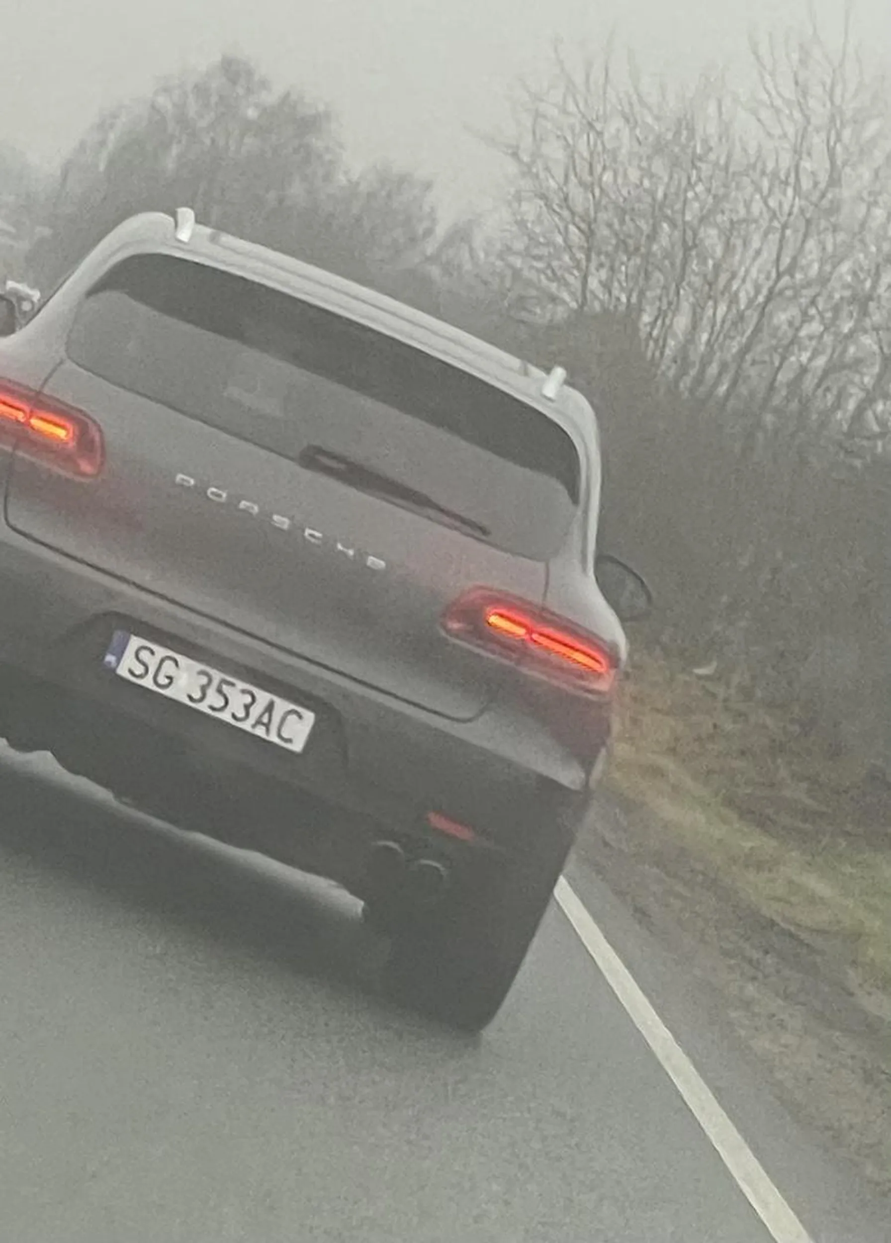 Więcej sprzętu niż talentu. Wymusza pierwszeństwo, a potem celowo hamuje gdy się mrugnie światłami. Może lepiej przesiać się z Porsche Macana, na jakiegoś Fiata Seicento, skoro nawet po wymuszeniu nie potrafi przyspieszyć?