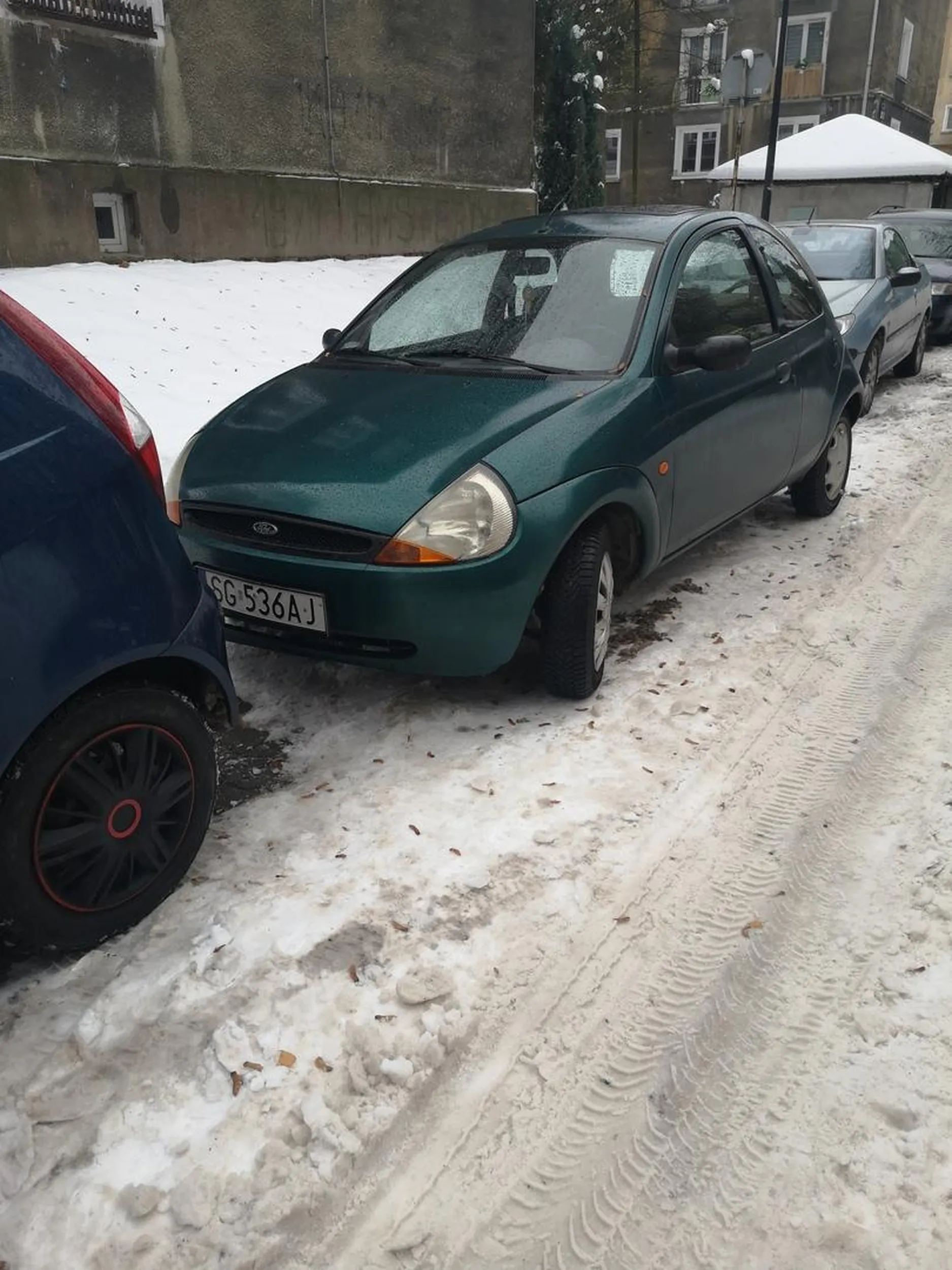 Jak nie potrafisz się zmieścić to nie wjeżdżaj w osiedle. Śmieciarka miala problem cie ominąć i musiała cofać.