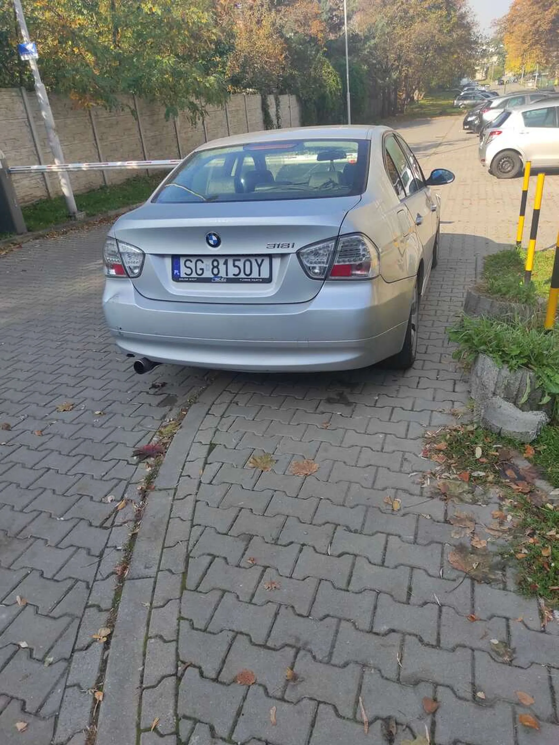 ani przez bramke ani przez chodnik