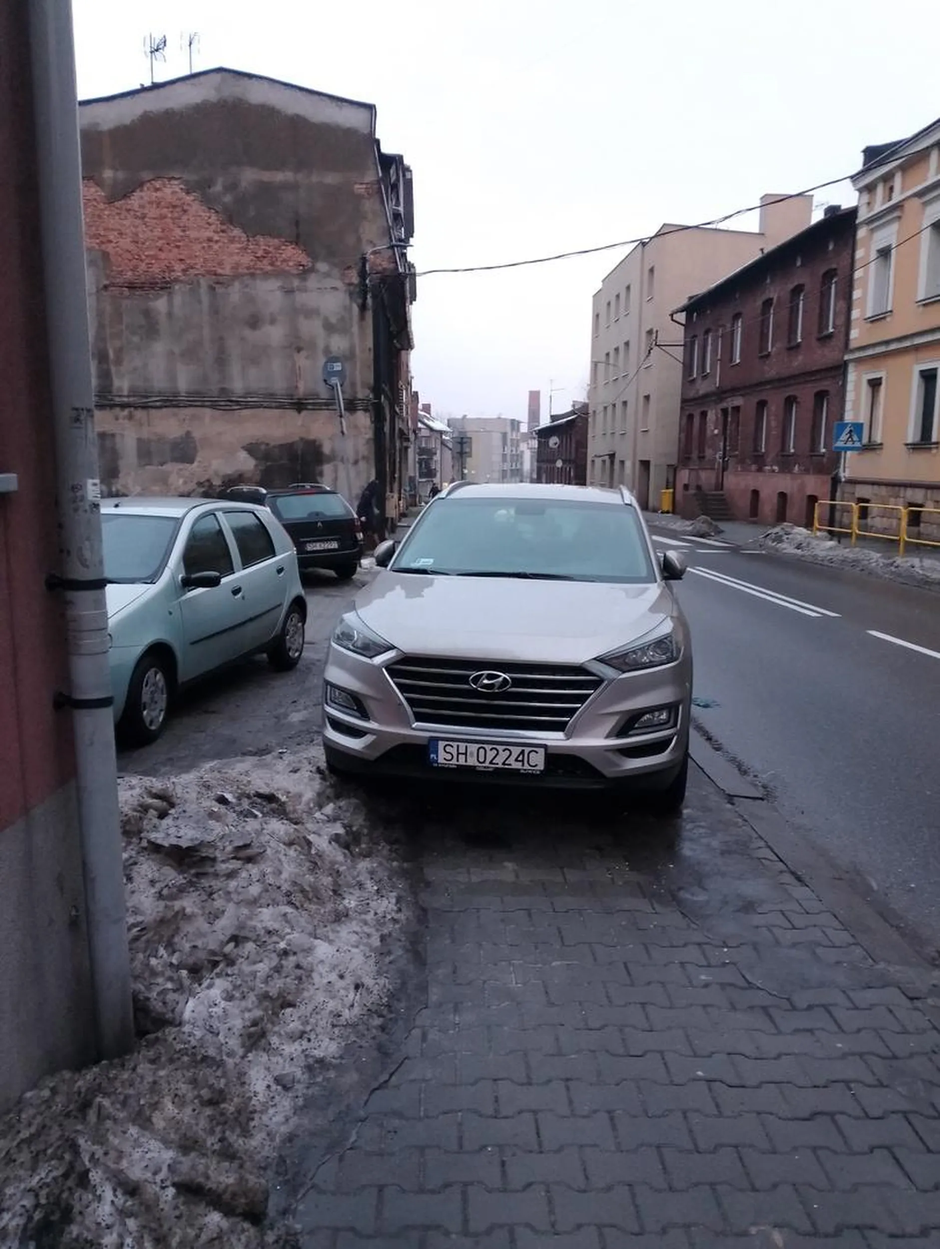 Zdjęcie komentuje się samo. Mistrz parkowania.