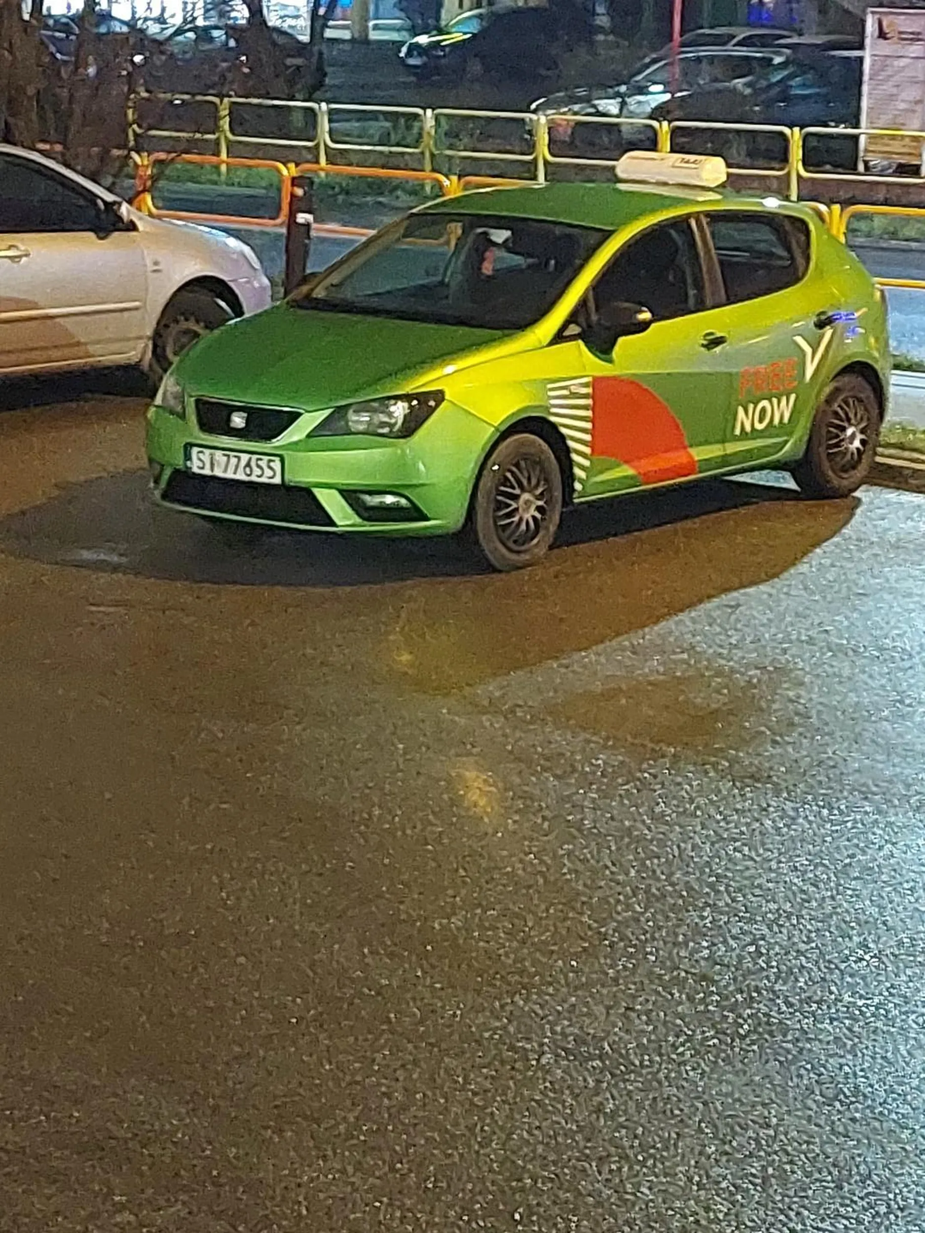 Mimo godzin wieczornych kierowca nie stosuje się do prędkości i bezpieczeństwa. Zostałam prawie przejechana Bo KIEROWCA się spieszy. Rozumiem że ma płacone za przejazd , ale jeździsz z ludźmi i nie jesteś jedyny na drodze. Przechodziłam przez ulicę a ty nawet nie zwolniłeś. Uwierz ze trafisz na kogoś kto Cie nie oszczędzi tak jak Ja. Prawo jazdy W chipsach znalezione.