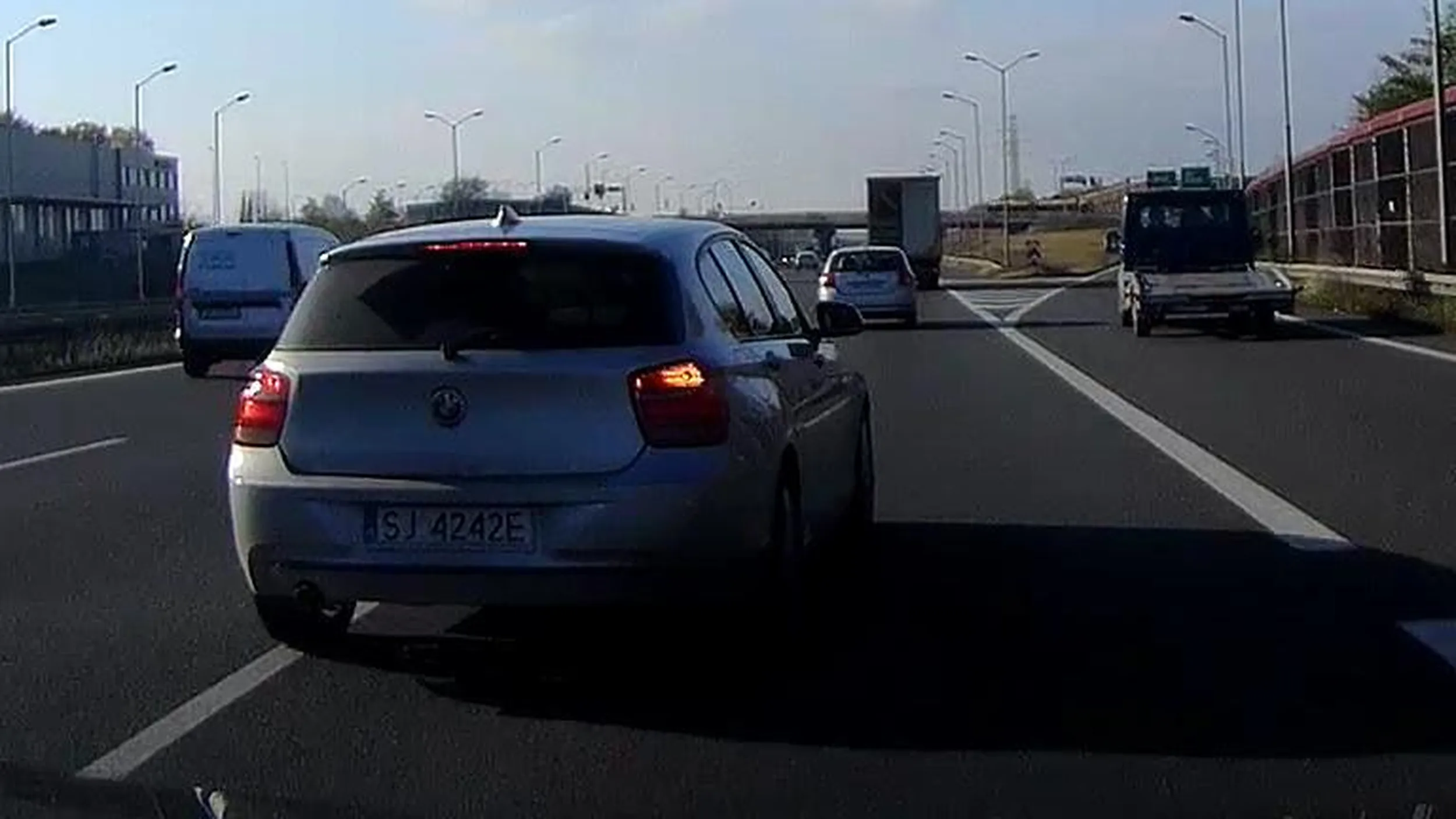 Człowiek pierwszy raz na autostradę chyba wyjechał i nie wie, po co są tablice informujące o zjeździe
