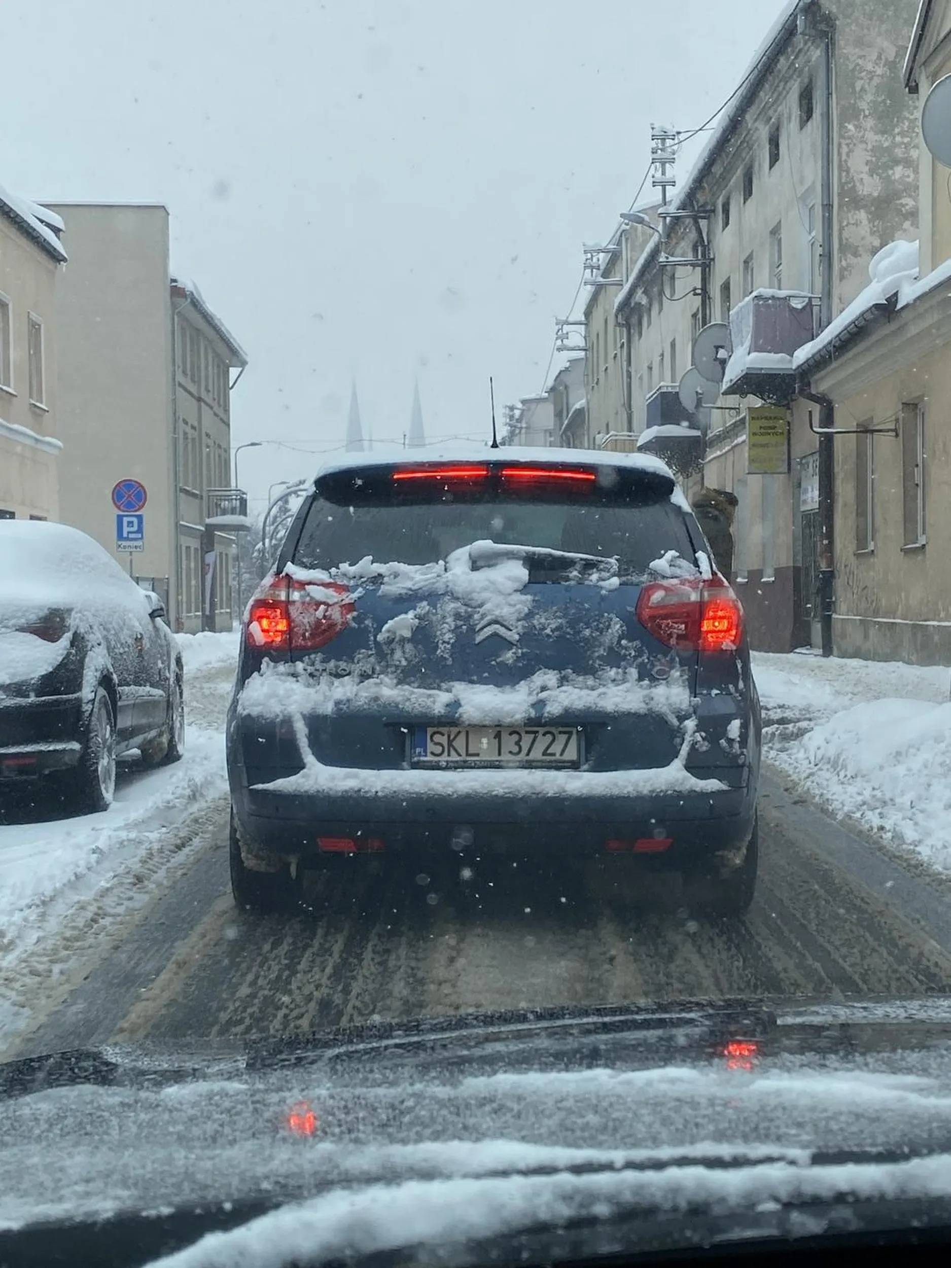 Kierowca tego Citroena nie zna przepisu jazdy na suwak i nie wpuszcza co drugiego samochodu na zwężeniu