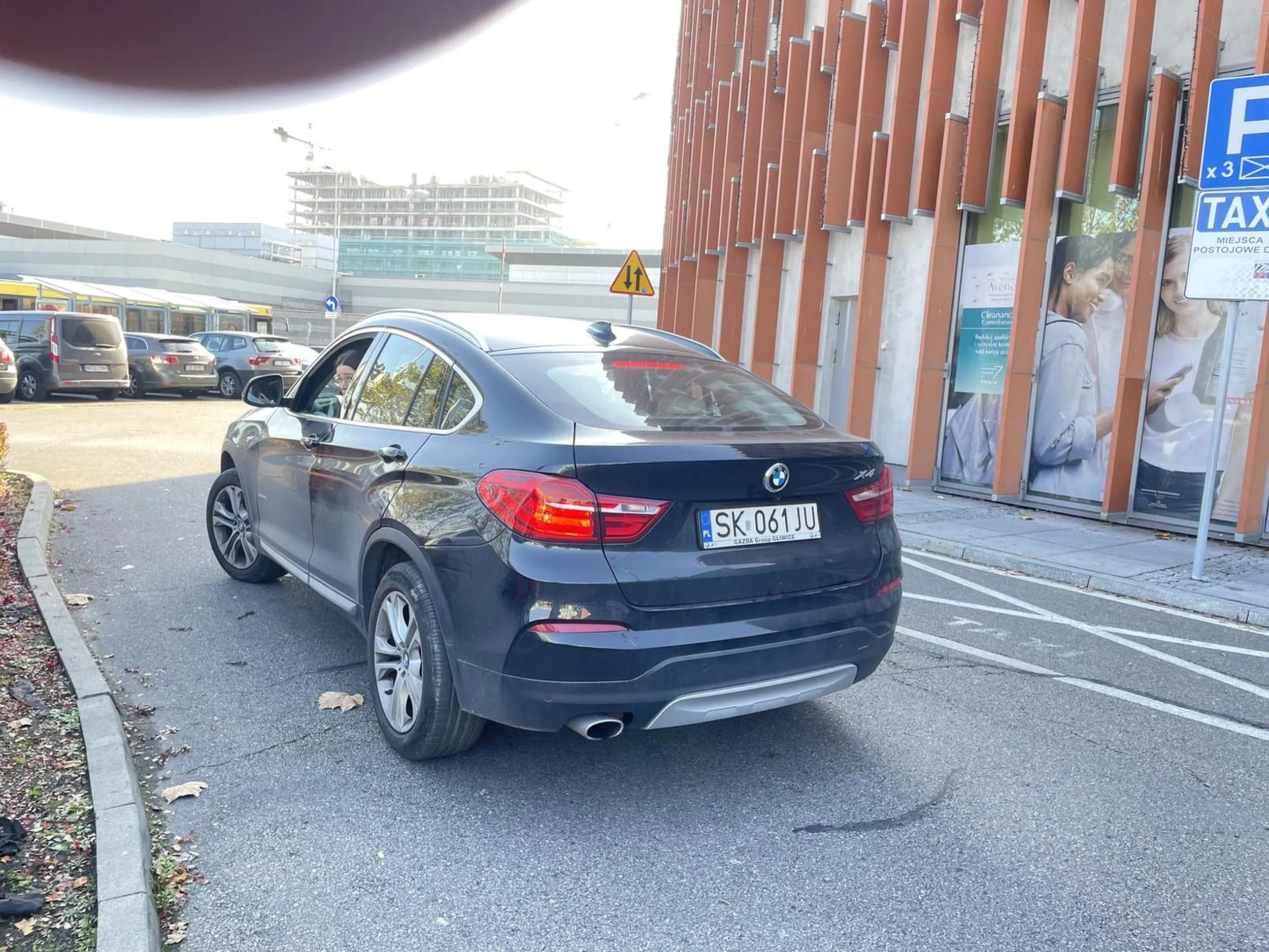 Uwaga Pani podająca się za funkcjonariusza, wymyśla nowe zasady ruchu drogowego , straszy innych użytkowników wzywaniem Policji, obraża innych użytkowników ruchu,