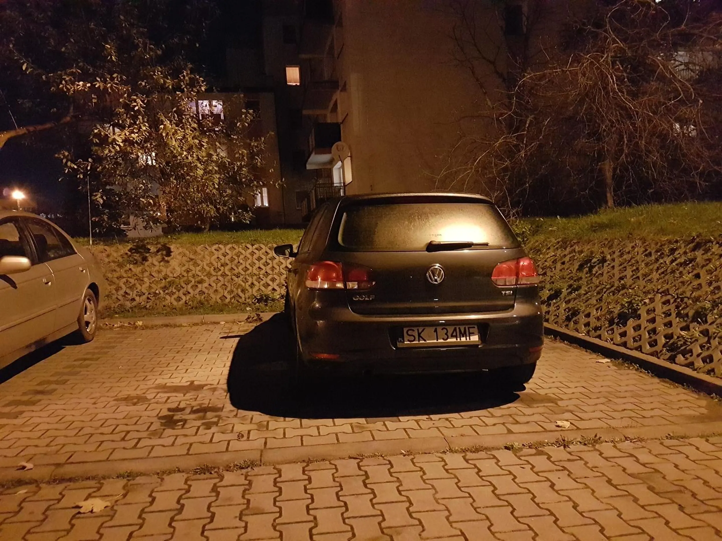 O, tak się parkuje, żeby drzwi nie porysowali!