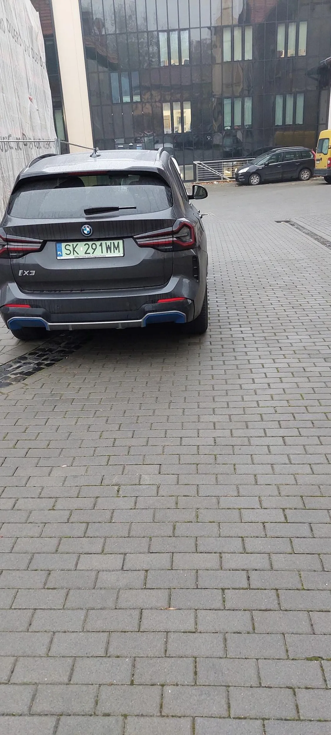 Zaparkuje na przejeździe