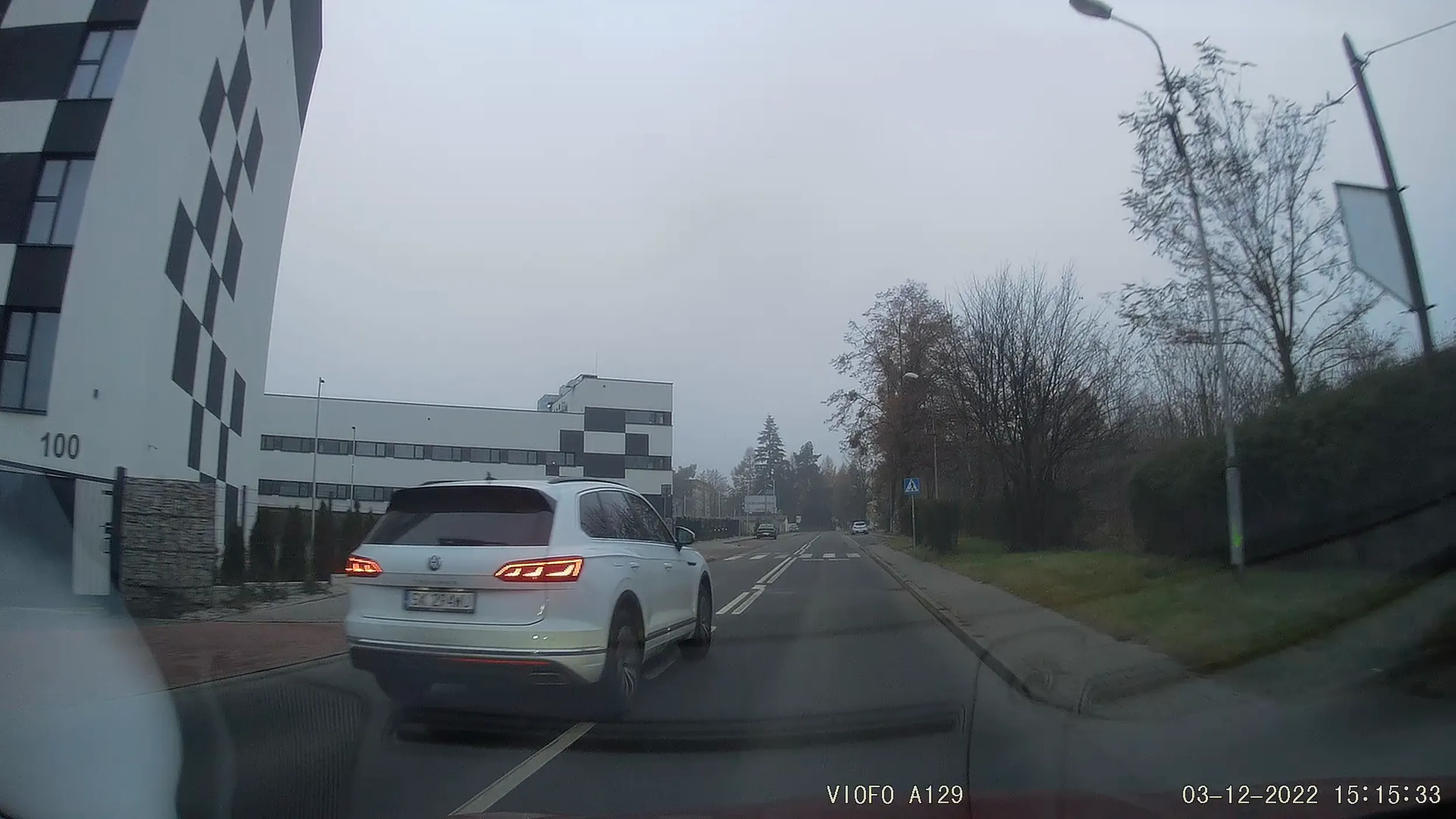 Dla kierowcy tego Wieśwagena 50km/h w mieście to za mało i postanowił wyprzedzić mnie przed przejściem dla pieszych.
