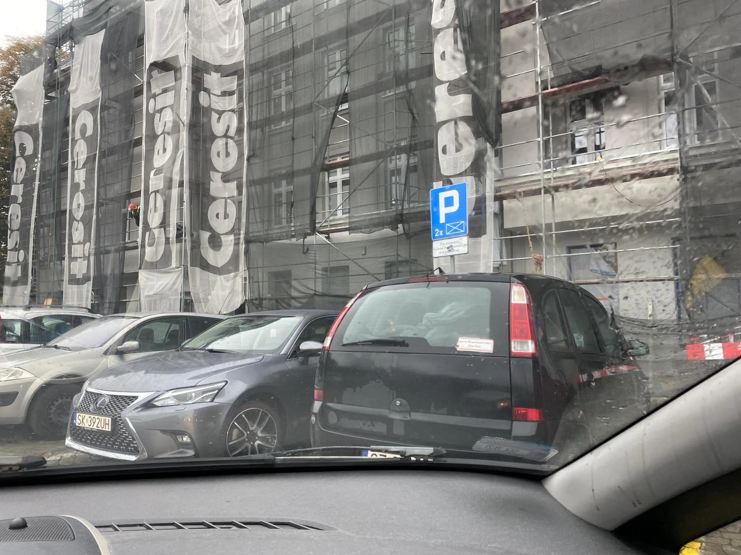 Pan jest niepoważny, parkuje na miejscu dla klubów parlamentarnych miasta Zabrze. Jak widać po rejestracji nawet z Zabrza nie jest. Chamstwo i podłość! Powinien się wstydzić, ponieważ dzieci w wieku 6 lat potrafią czytać. Zapraszam na kurs czytania i nauki alfabetu, bo najwyraźniej kilka słów go przerasta!