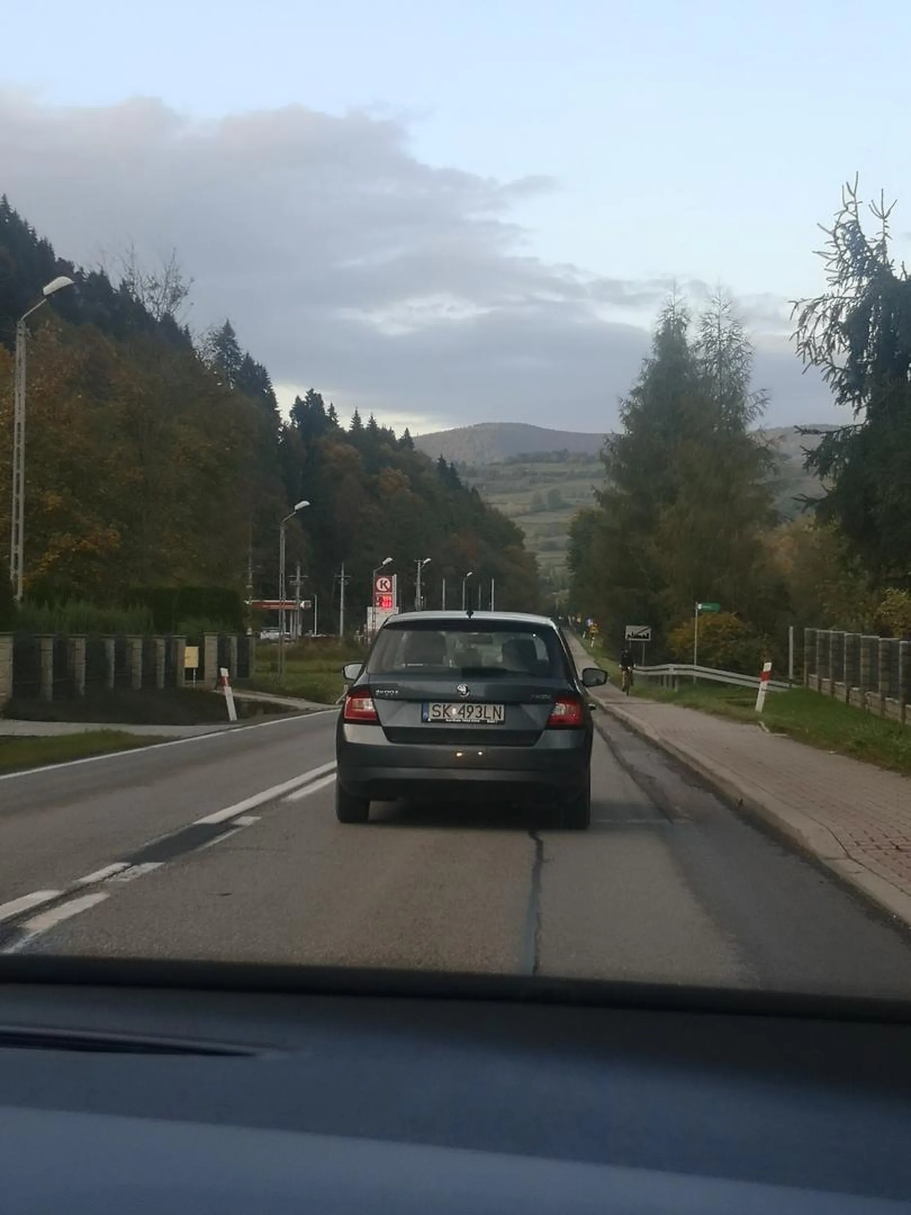 Hamuje na każdym zakręcie, nawet pod górę, mimo bardzo małych prędkości. Tamuje ruch. Jedzie 50 na 70stce