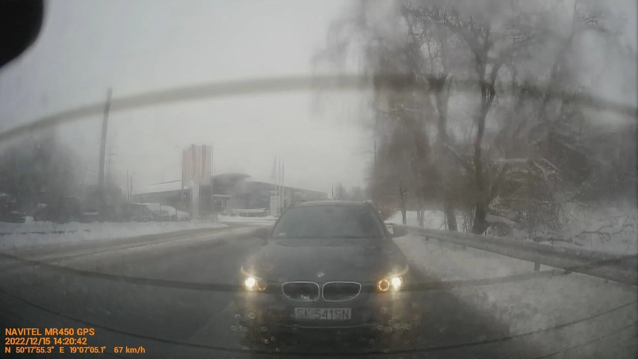 Szanowny pan z BMW potrafi używać kierunkowskazów. Tu lista zalet nagle się kończy. Nagle jak siadanie na ogonie na zakręcie mistrzów w Sosnowcu i ponaglanie światłami drogowymi na ograniczeniu do 70kmh. Strażnik Texasu od siedmiu boleści. Tak się panu spieszyło, że postanowił manifestować swoje emocje specjalnie zwalniając i zajeżdżając drogę narażając przy okazji innych uczestników ruchu. Będziesz pan w Internetach na stop cham.