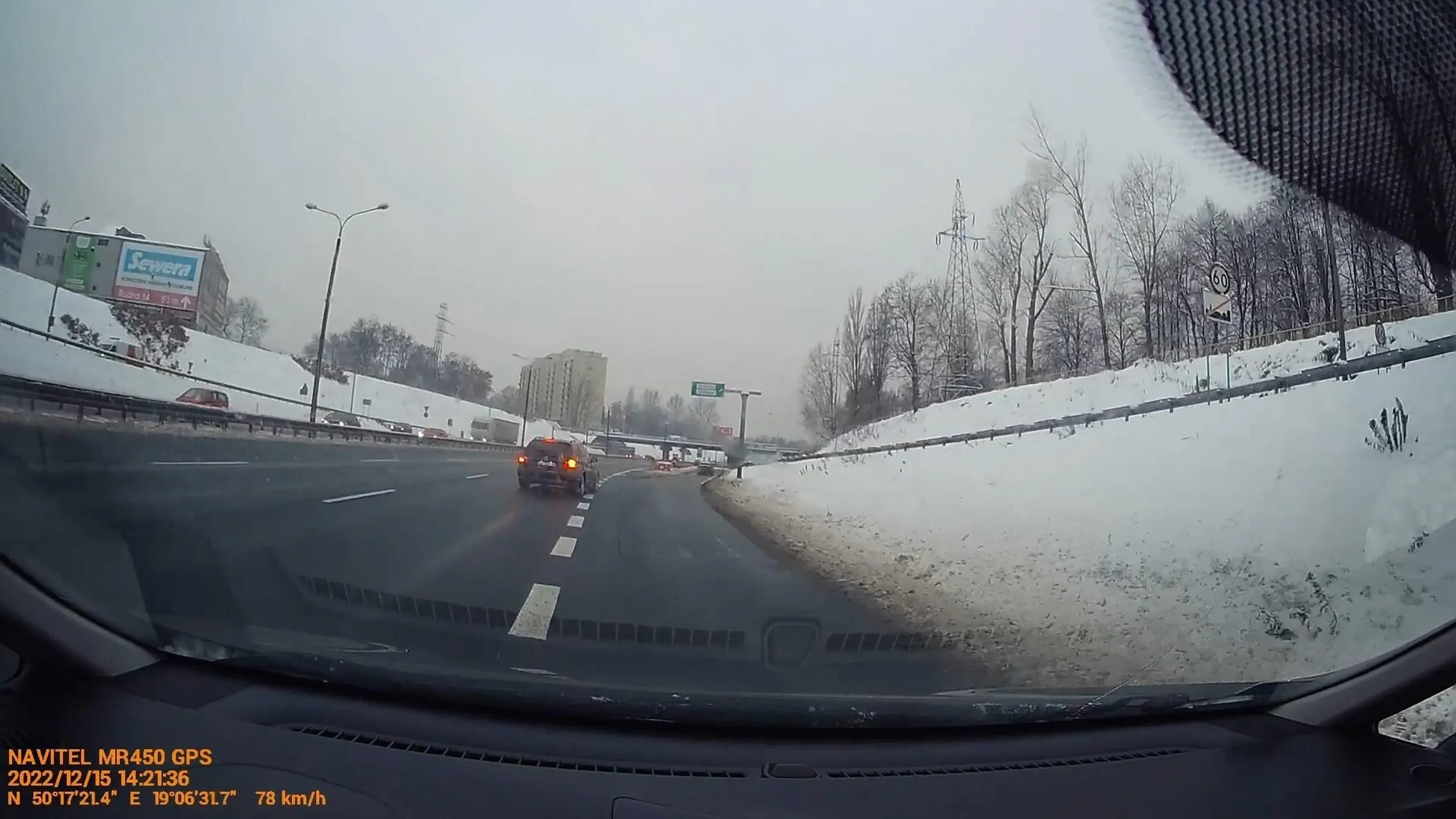 Szanowny pan z BMW potrafi używać kierunkowskazów. Tu lista zalet nagle się kończy. Nagle jak siadanie na ogonie na zakręcie mistrzów w Sosnowcu i ponaglanie światłami drogowymi na ograniczeniu do 70kmh. Strażnik Texasu od siedmiu boleści. Tak się panu spieszyło, że postanowił manifestować swoje emocje specjalnie zwalniając i zajeżdżając drogę narażając przy okazji innych uczestników ruchu. Będziesz pan w Internetach na stop cham.