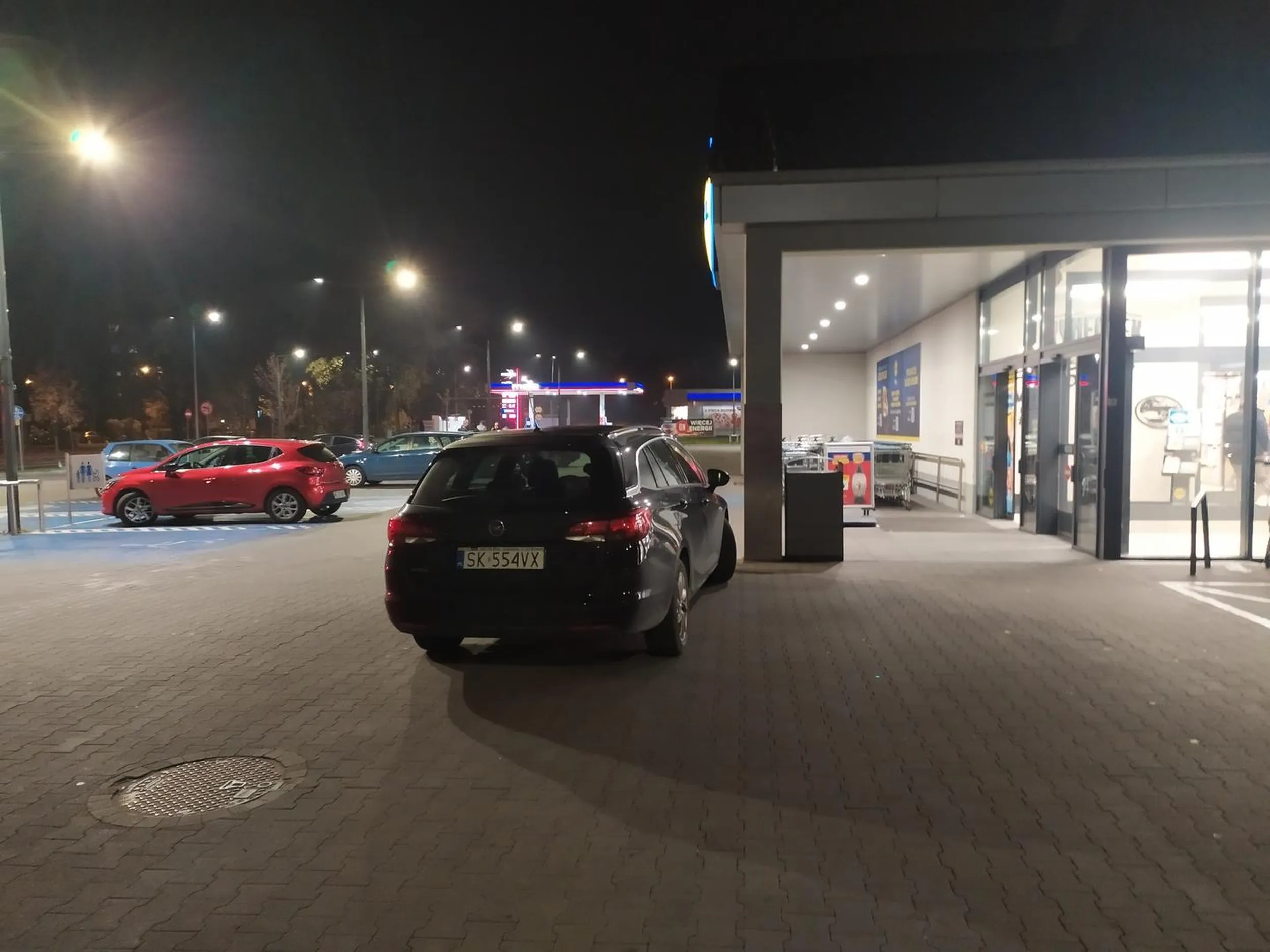Parkuje na środku, twierdzi że to parking