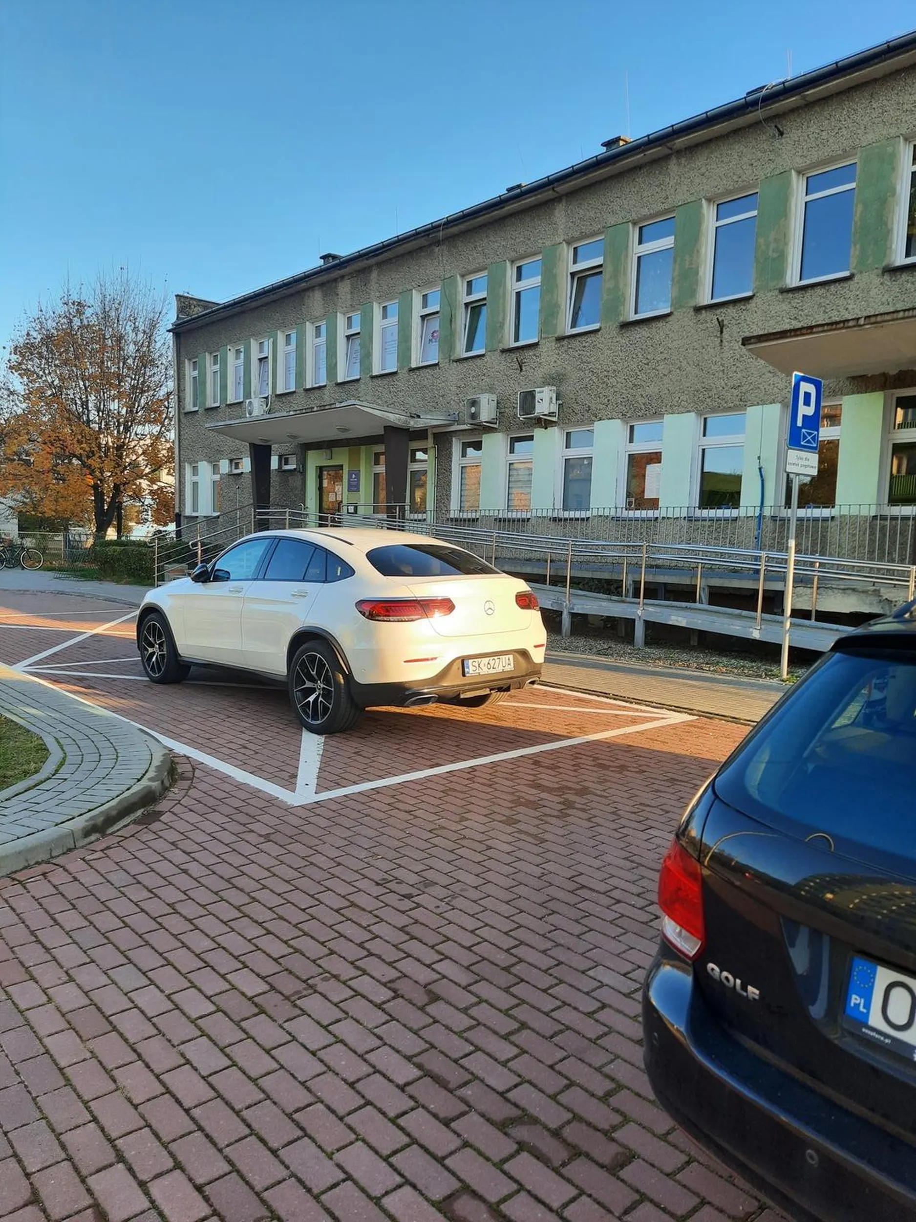 Parkuje na miejscu wyznaczonym dla karetek. Chyba, że to nowy model karetki nieoznakowanej to przepraszam.