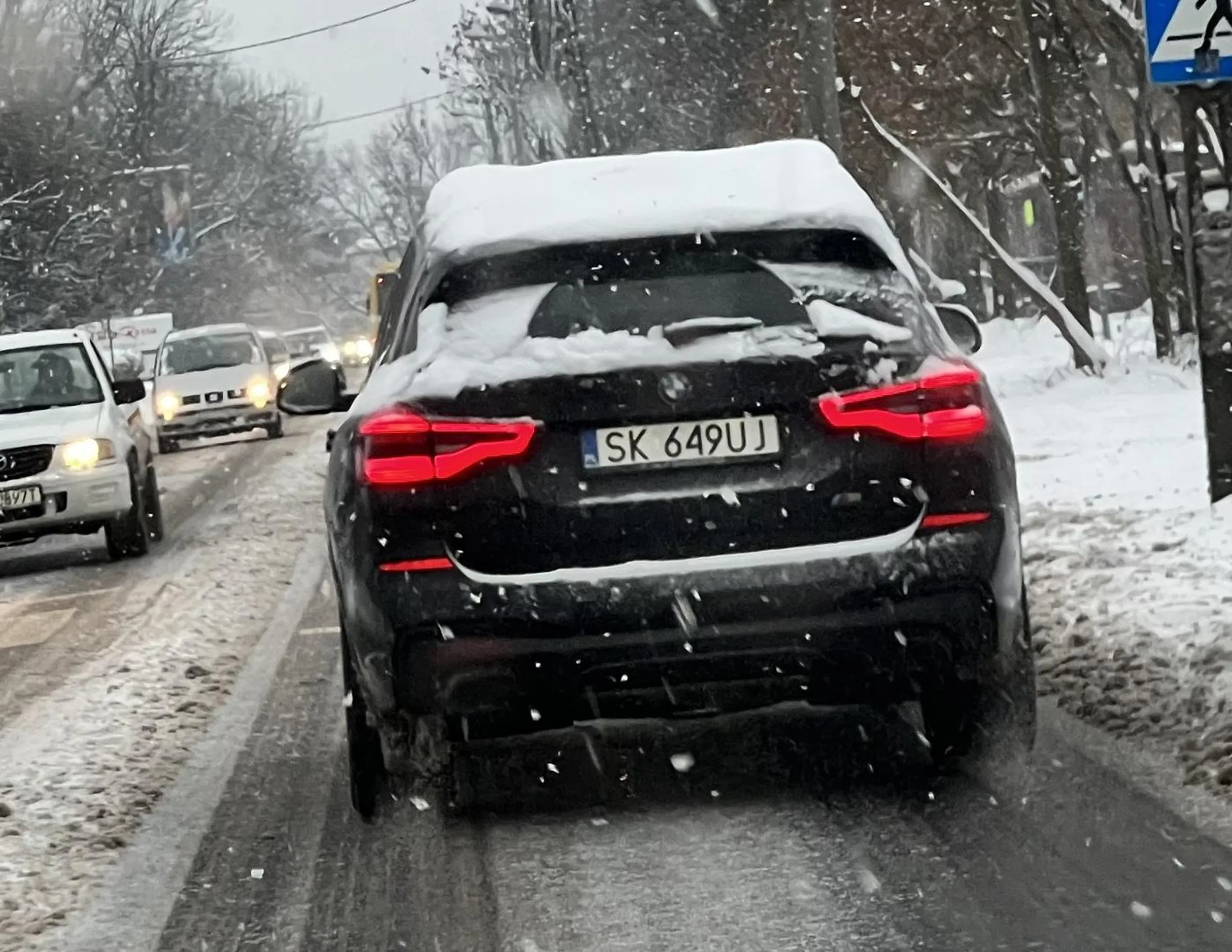 Kierowca nie potrafi poświecić 60 sekund swojego jakże cennego życia, by odśnieżyć dach, przez co sypie kierowcy za nim prosto na szybę; szczyt lenistwa, zgłoszono, gdzie trzeba.