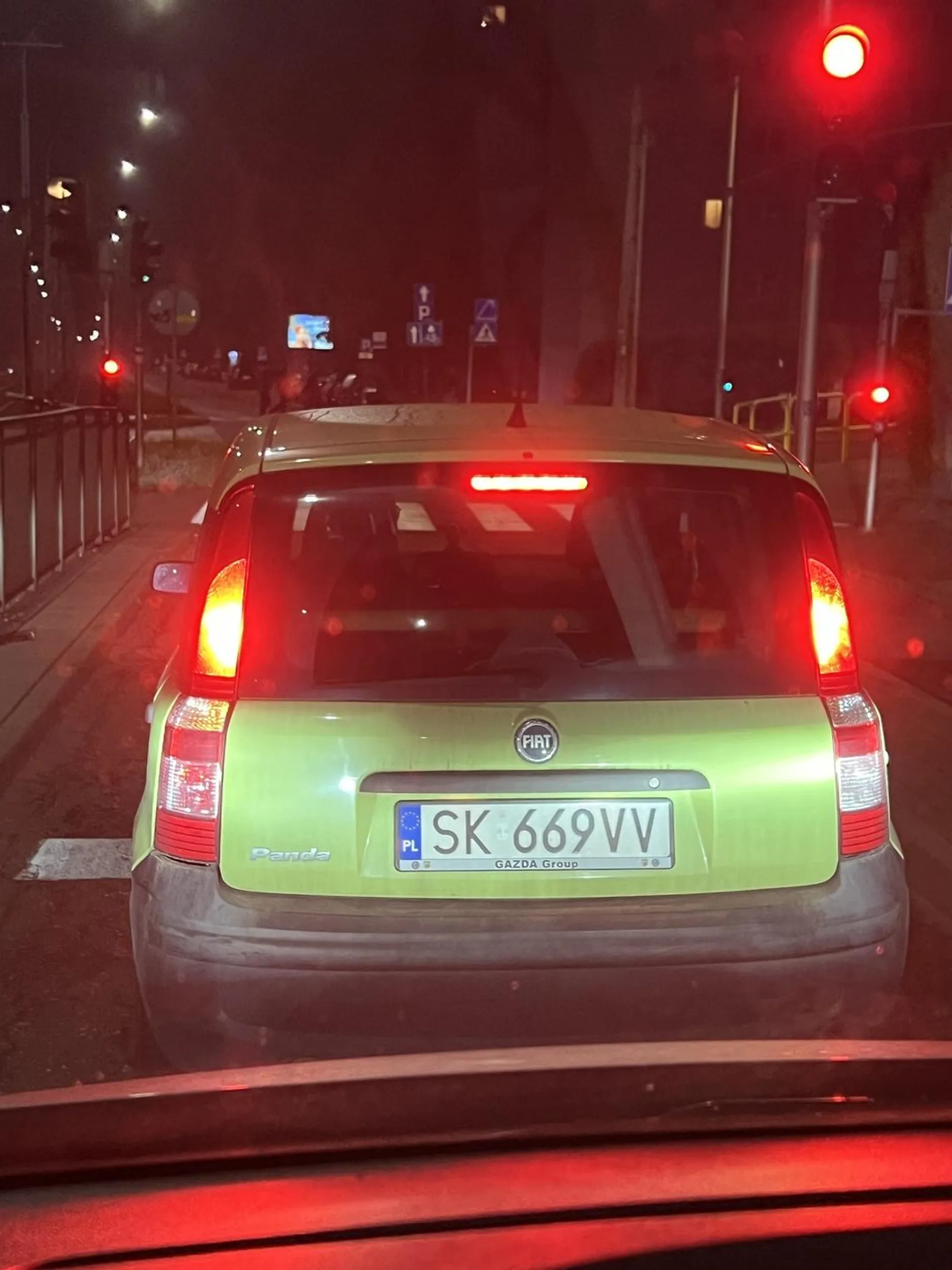 Uwaga na tego pajaca. Światła w tym jego zabójczym samochodzie świecą jaka chcą. Jeździ po ulicy wita stwosza znacznie przekraczając prędkość, do tego stopnia ze chcąc ominąć próg zwalniający mało co nie wykurwił w słupek?‍♂️. Jeździ pod prąd ulicą westerplatte! Dzisiaj w ciągu dnia próbował się ta panda ze mną mierzyć, po grunwaldzkiej latał z pasa na pas