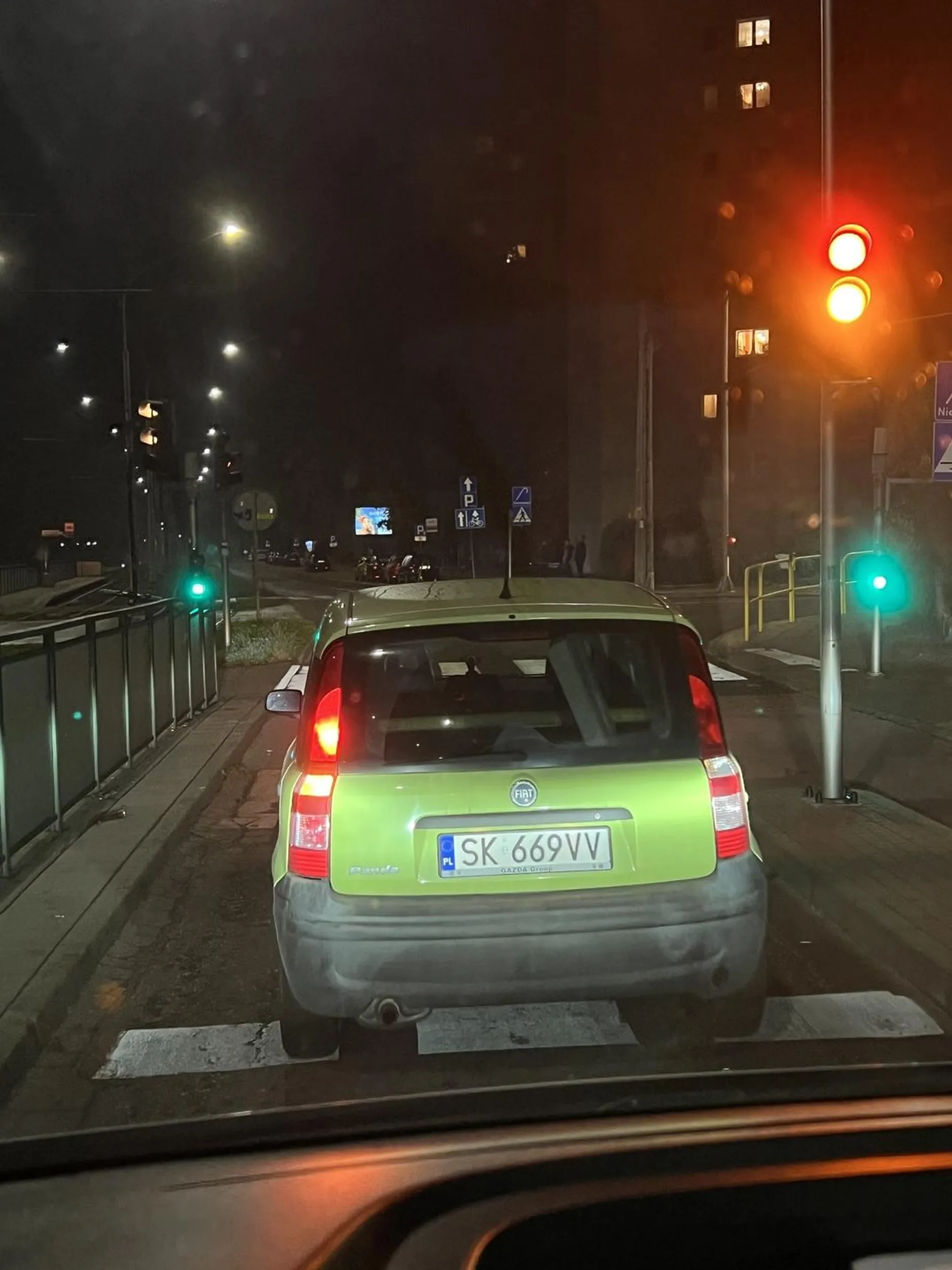 Uwaga na tego pajaca. Światła w tym jego zabójczym samochodzie świecą jaka chcą. Jeździ po ulicy wita stwosza znacznie przekraczając prędkość, do tego stopnia ze chcąc ominąć próg zwalniający mało co nie wykurwił w słupek?‍♂️. Jeździ pod prąd ulicą westerplatte! Dzisiaj w ciągu dnia próbował się ta panda ze mną mierzyć, po grunwaldzkiej latał z pasa na pas