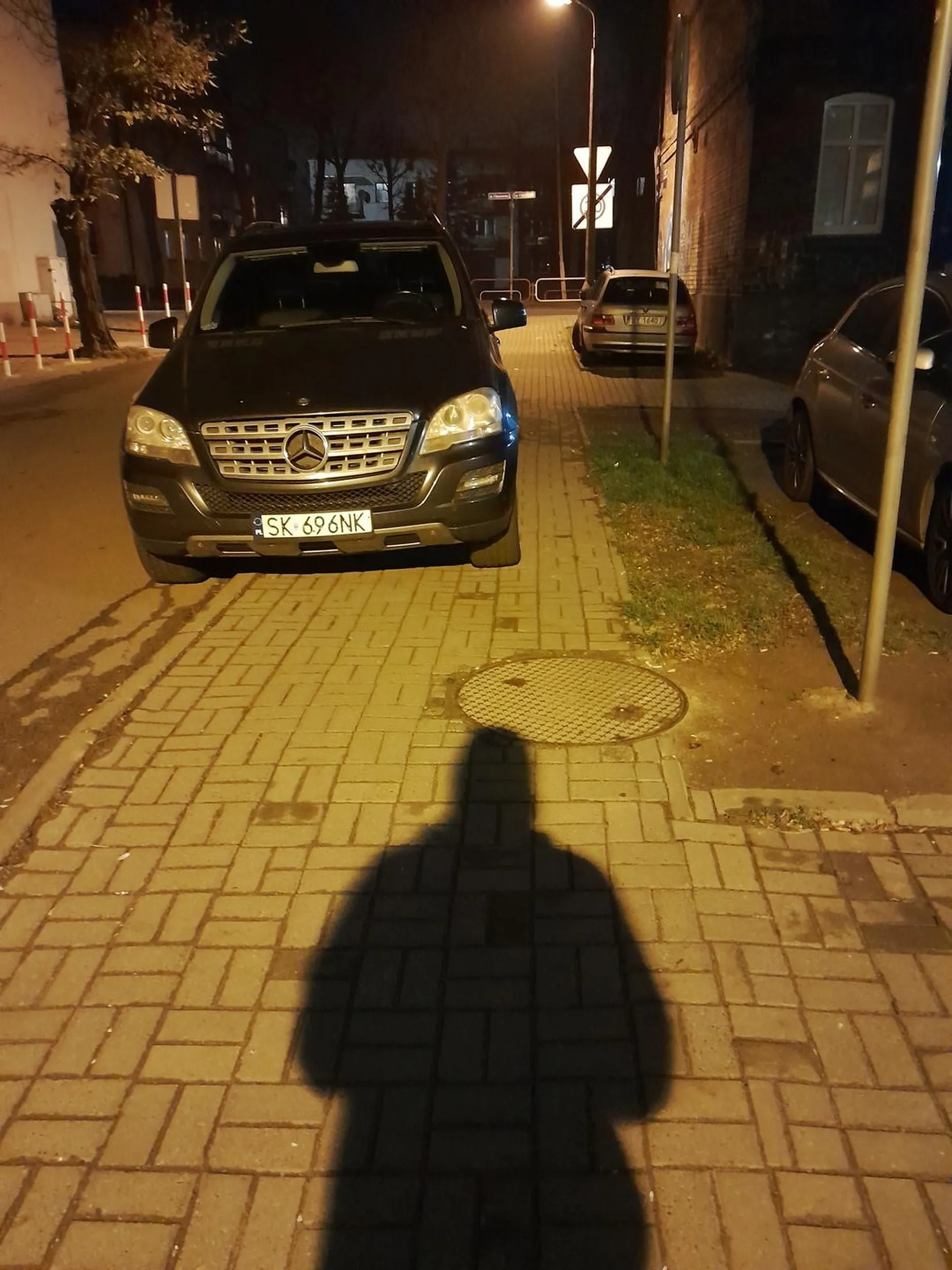 Wiem, że tym rzęchem musisz leczyć niedobór w gaciach, ale może zacznij od niedoboru w głowie?