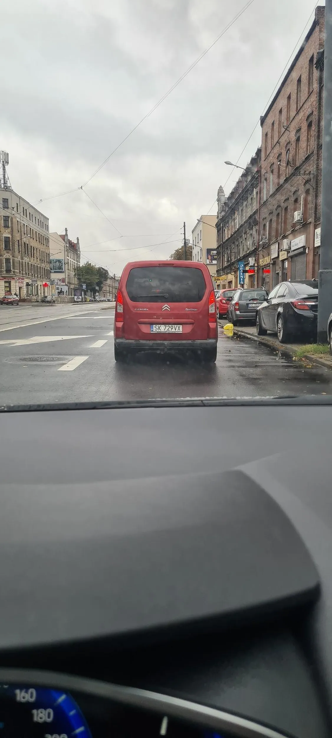 Szanowny pan jest chory psychicznie, chyba leki mu się skończyły. Próbuje wymusić pierwszeństwo, a kiedy został strąbiony i nie wpuszczony, to parę metrów dalej wbił się na chama zatrzymał samochód, tamując ruch, tylko po to, żeby na mnie pokrzyczeć, bo wydawało mu się, że mam obowiązek go wpuścić, kiedy on nie patrzy w lusterka i nie wrzuca kierunkowskazu xD Polecam udać się do specjalisty po coś na nerwy.