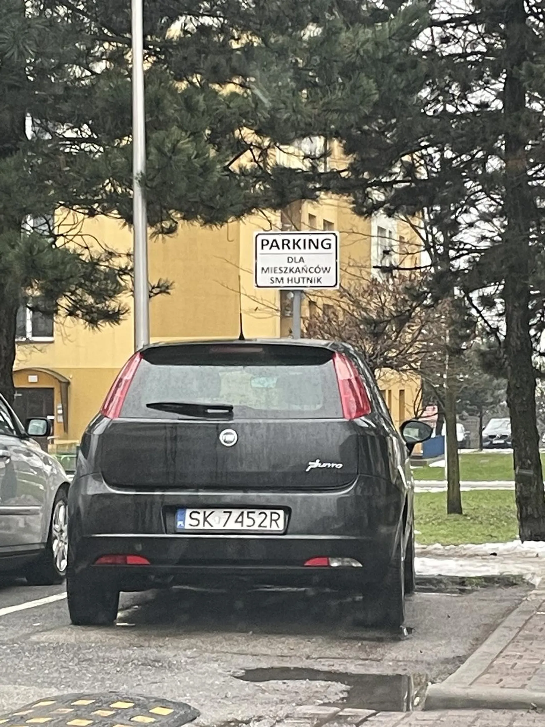 Mieszkasz tu? Nie sądzę. Polecam nauczyć się czytać dla kogo ten parking jest przeznaczony.