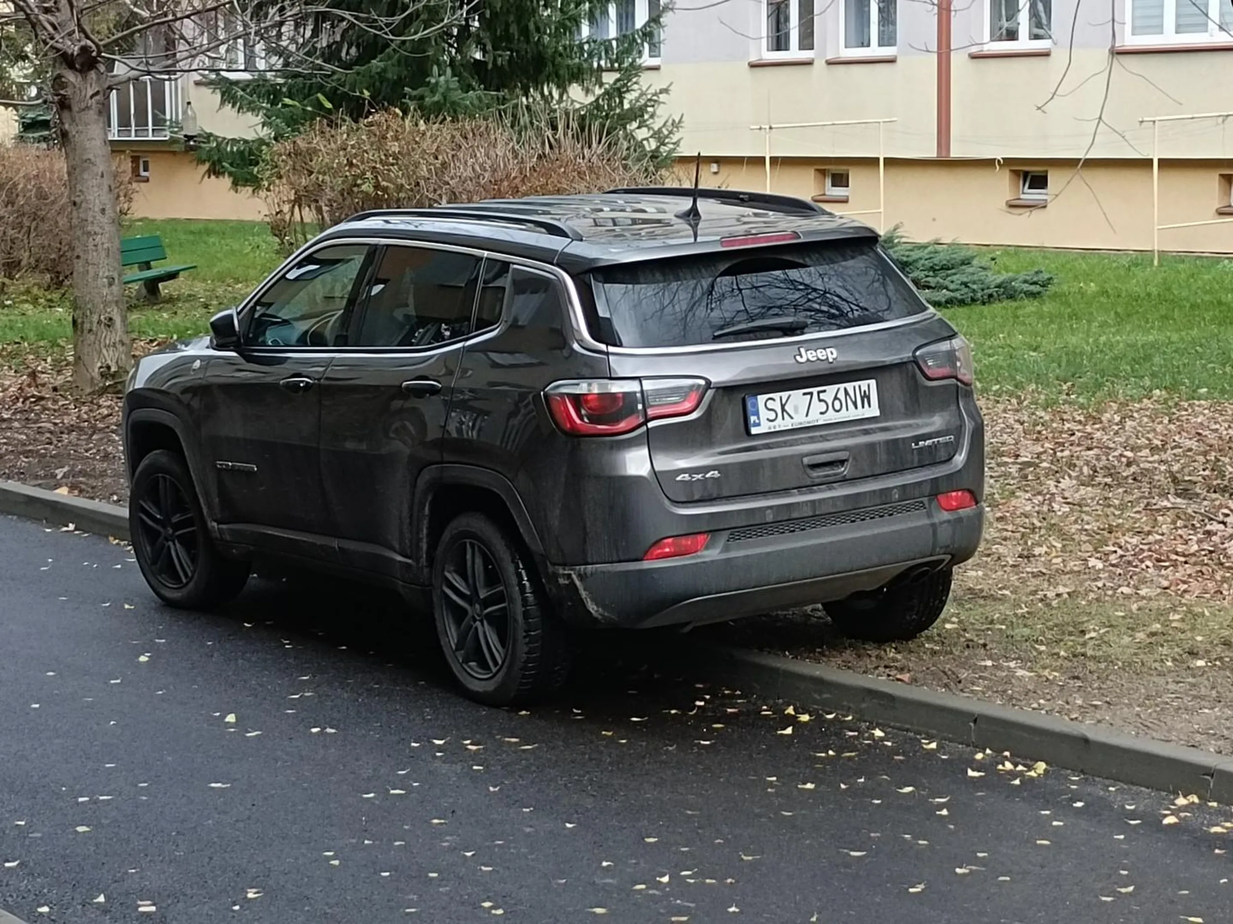 Pomimo wolnych miejsc parkingowych parkuje na na zakazie, na trawniku, pod samą klatką, tak żeby broń boże nie zrobić parę kroków.