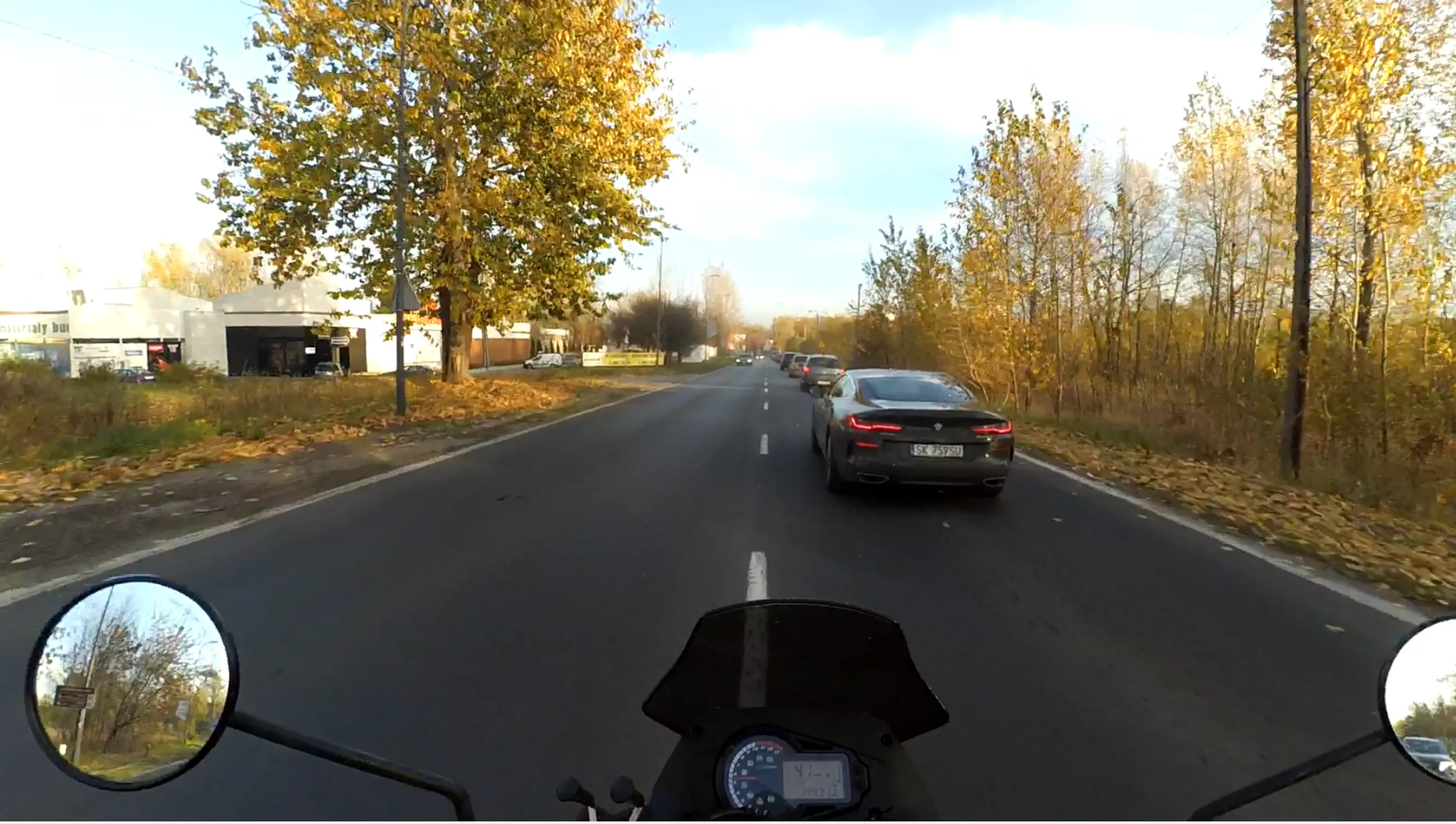 24.10.2022 - zazdrosnego kierowcę zabolało, że ktoś go wyprzedził na motocyklu w korku. Ktoś tu ma za małego siusiaka lub wygórowane EGO. Jechałem kilka sekund za tym cymbałem, bo podoba mi się BMW 8, ale czas naglił i zacząłem wyprzedzać go od prawej strony, kiedy ten dureń postanowił zajechać mi drogę skręcając do lewej. Chyba mnie wyzywał przez okno, ale pojechałem i nie miałem dalej ochoty użerać się z bałwanem. Nagranie zachowuje dla Policji.