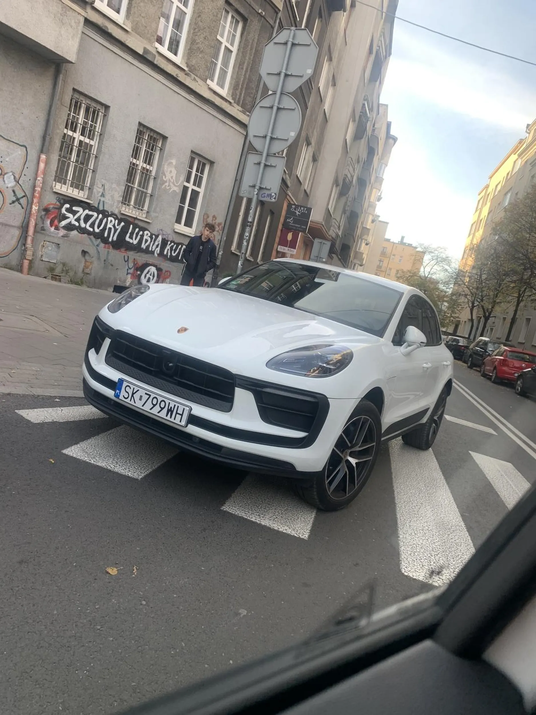 Szczyt chamstwa i głupoty. Zaparkował na środku pasów. Nagroda dla kierowcy roku.