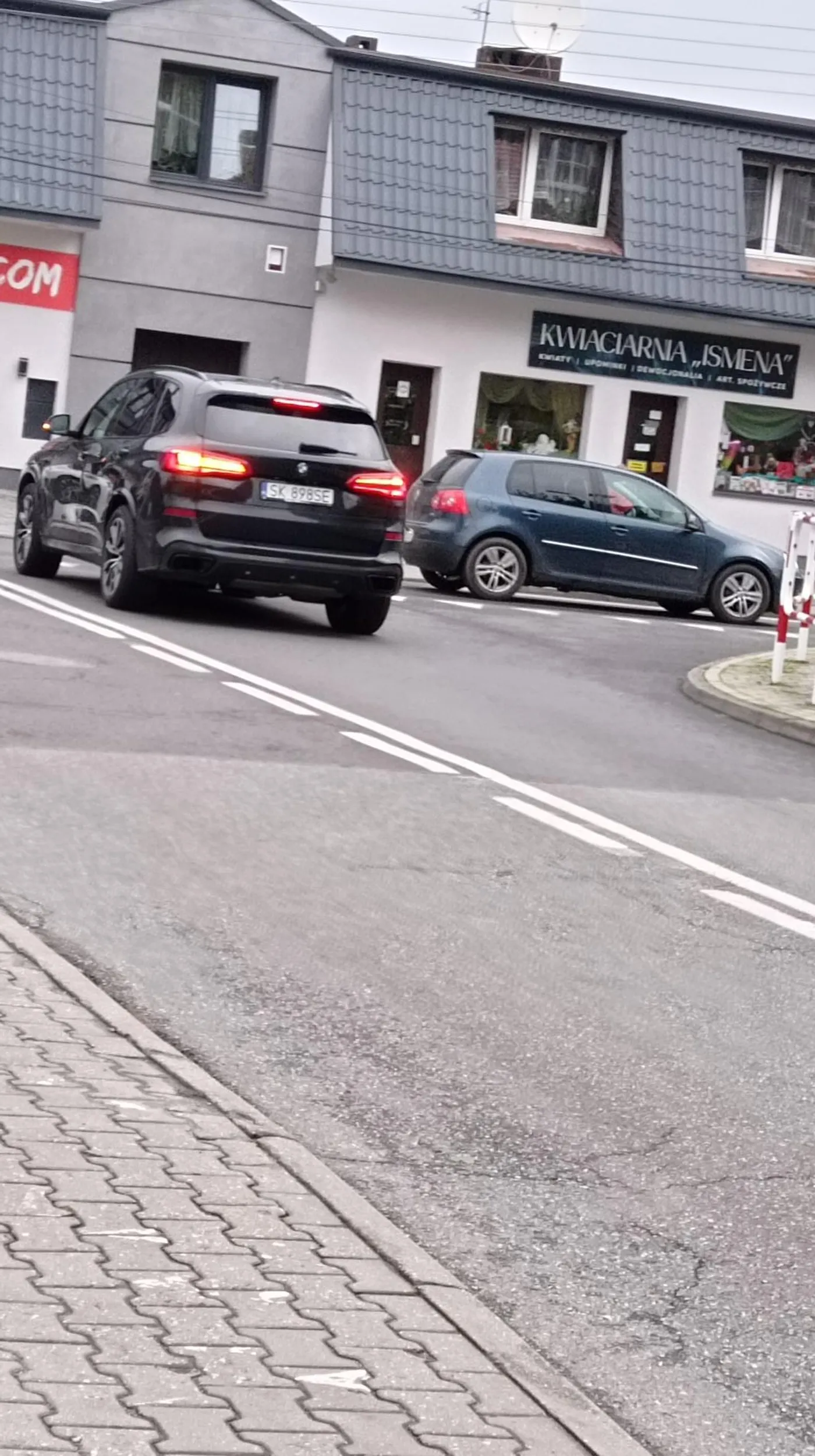 Ten człowiek prawie rozjechał mnie na pasach obok szkoły podstawowej. Obyś się rozpi@rdolił na zakręcie.