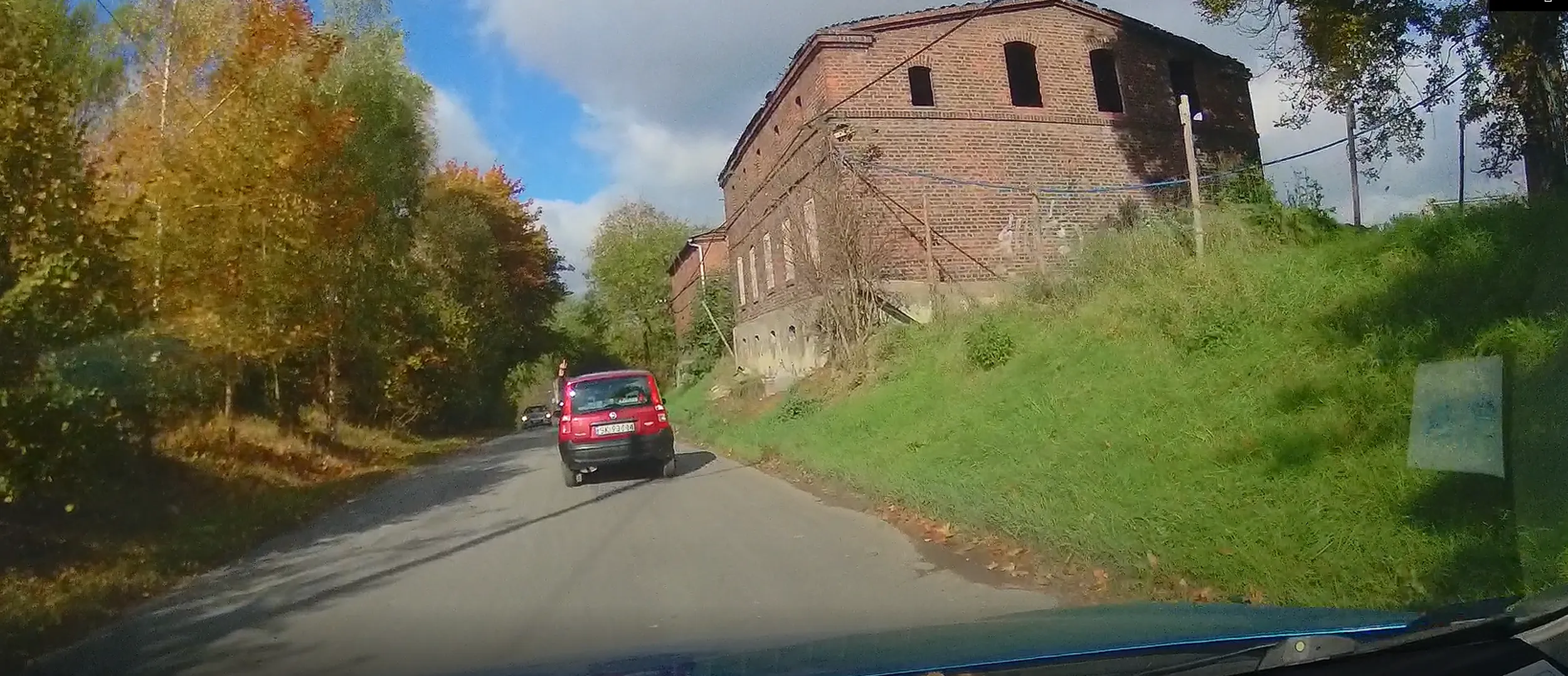 Typowy agresor drogowy. Człowiek bez znajomości migacza oraz brak cierpliwości (ciężka noga) Po nieudanej próbie wyprzedzenia (Próbie z prawej strony) oczywiście bez kierunkowskazu ponownie wjechał na w linie samochodów znowu bez kierunkowskazów wymuszając tym samym pierwszeństwo. Pan ma chyba problem z emocjami, gdyż po użyciu klaksona na niego potrafił pokazać tylko środkowy palec ;) Filmik oczywiście wysłany na Policje. Niedługo wrzuta na YT