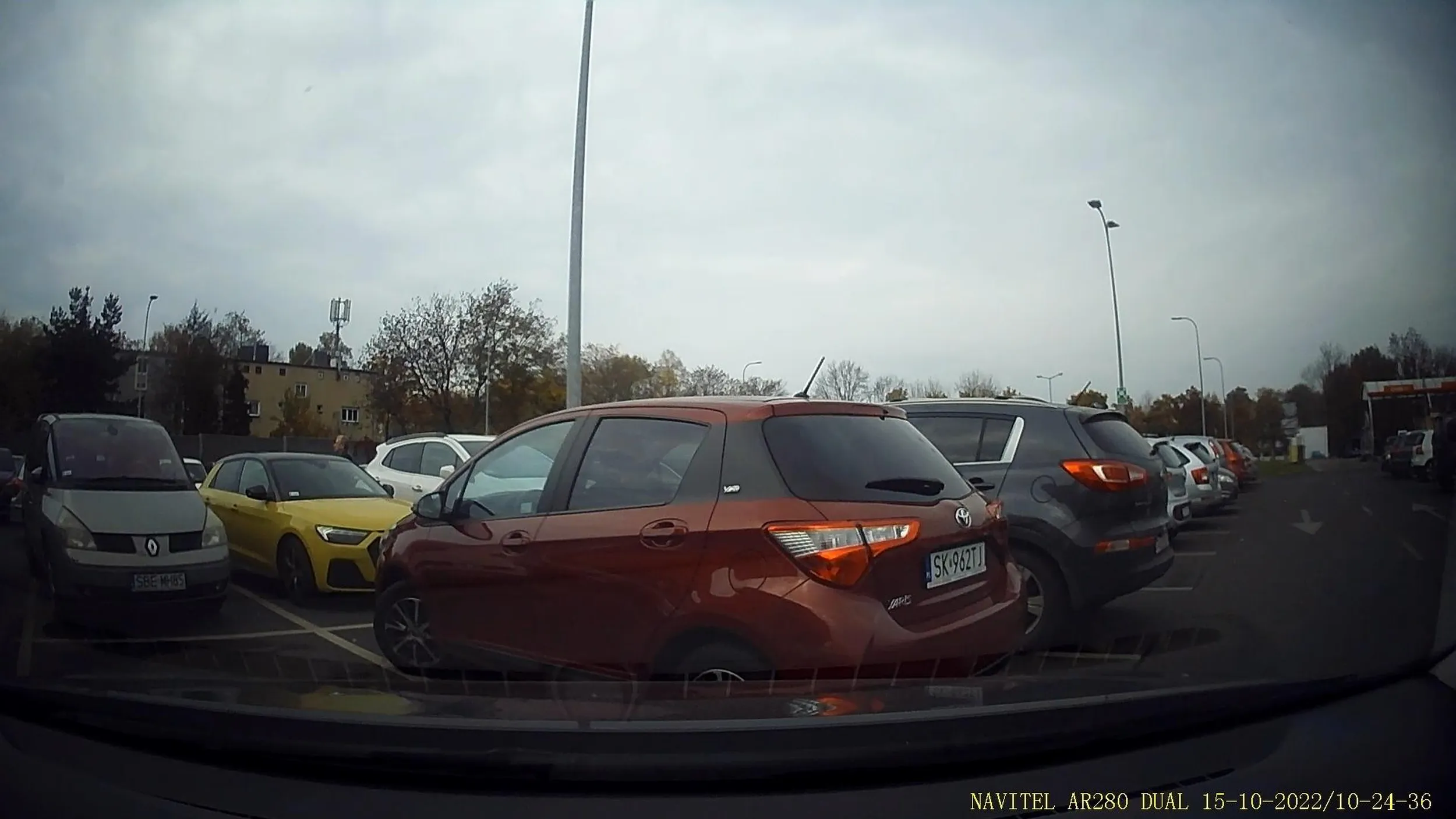 Żeby tak małego krypa nie umieć zaparkować albo po prostu właściciel jest ślepy ale nie ważne w każdym wypadku lepiej oddaj to kupione prawo jazdy dla dobra wszystkich