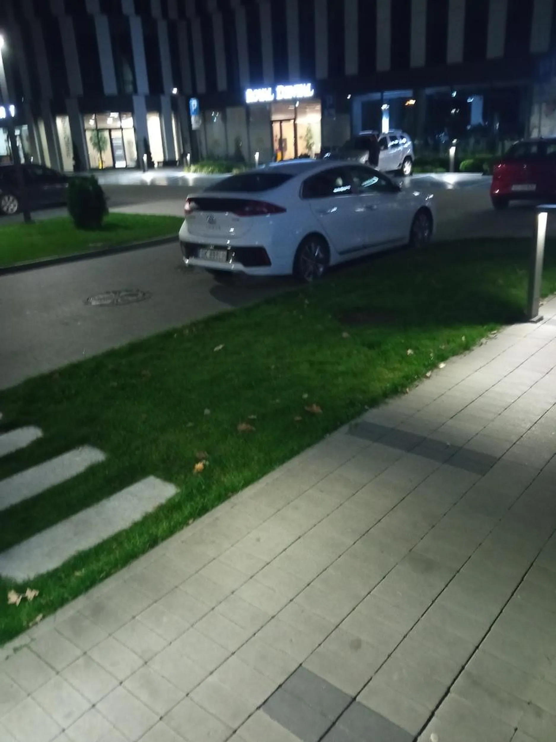 Parkuje na środku drogi mimo że dziesięć metrów dalej pusty parking.