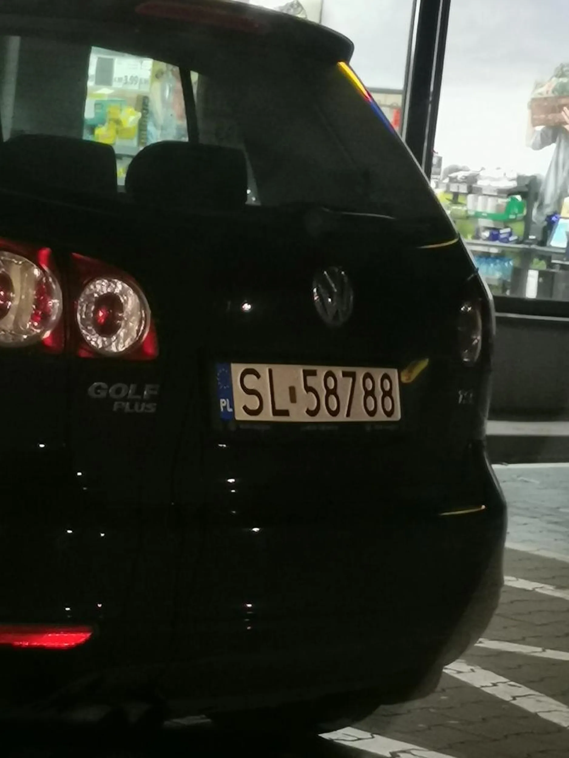 Pan który kierował samochodem na pustym parkingu jechał z impetem prosto na mnie, kiedy szłam do auta. Skręcił tam gdzie odskoczyłam, bo akurat przechodziłam przez miejsce, które jest najbliżej wejścia i chyba go to zdenerwowało że miałby 1 metr dalej albo musiałby zwolnić o kilka km/h. Ciekawe co by zrobił gdybym nie zauważyła ze we mnie celuje.