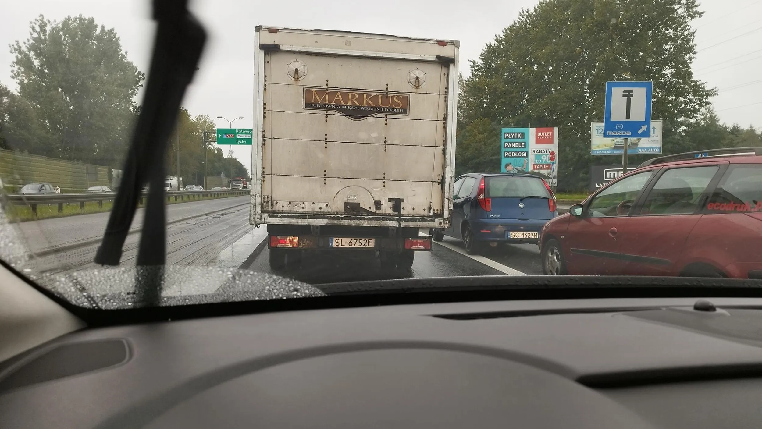 Wyprzedza na zakazie i nie ma stopów ani innych świateł z tyłu...