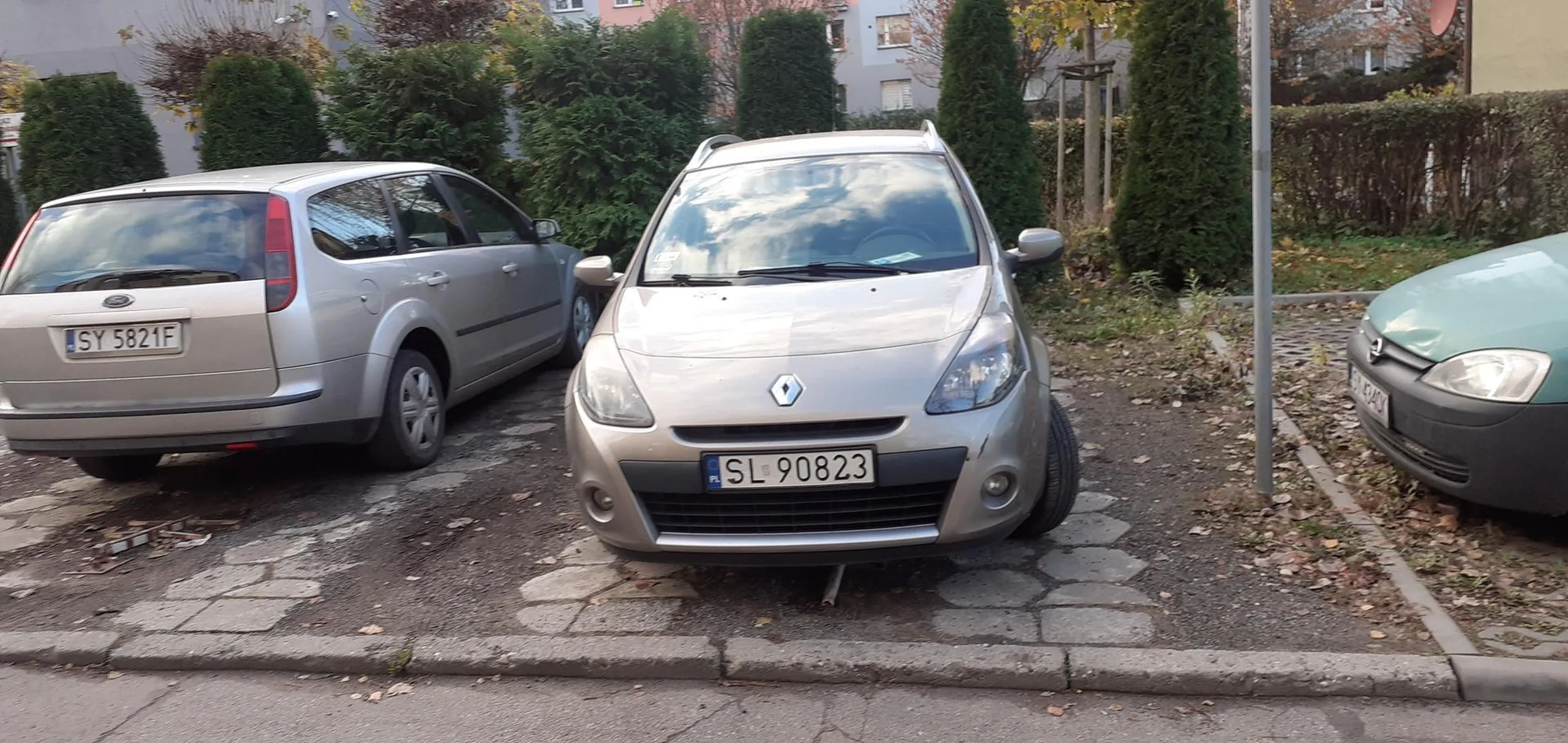 Parkuje nie na swoim miejscu i jeszcze zostawia niekompletną blokadę parkingową.