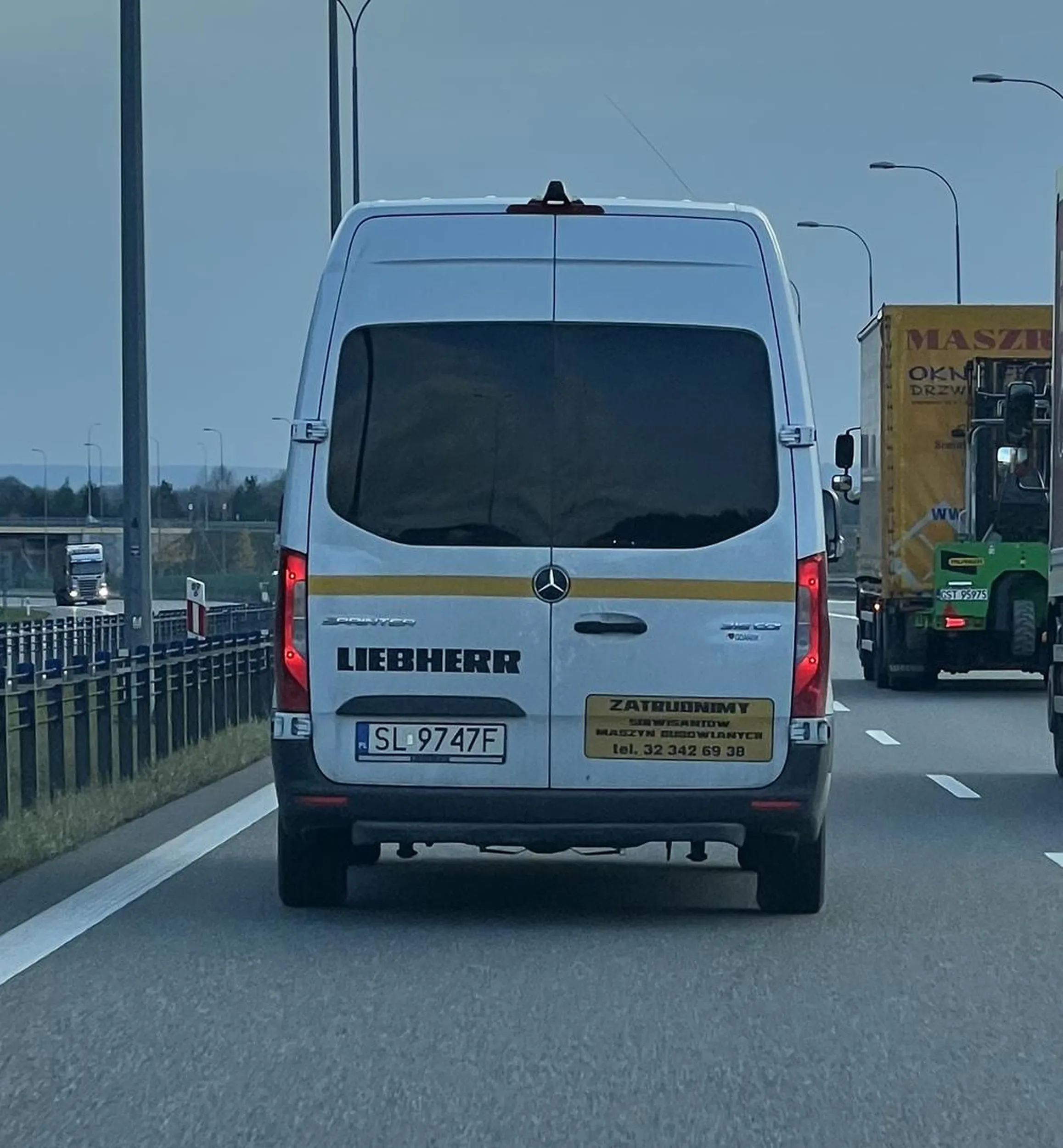 Kierowca zajeżdża drogę na autostradzie oraz hamuje na złość.