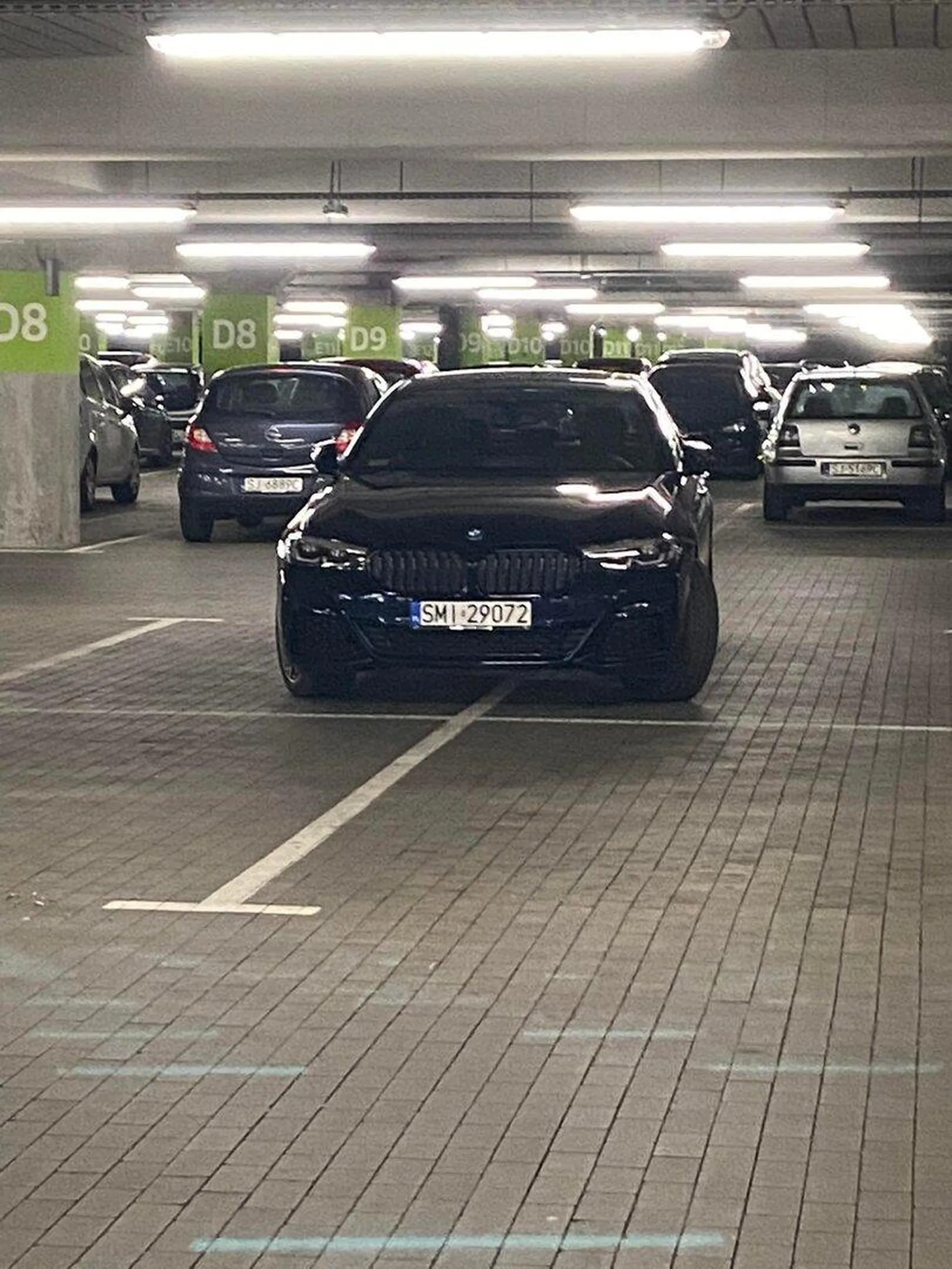 Ta sama galeria i sytuacja co Pan z BMW KOS 67512. W dupach wam się poprzewracało od dobrobytu? Marka waszego samochodu jest jakaś specjalna żebyście zajmowali zawsze 2 miejsca? Wszyscy tak parkujmy to zmniejszymy parkingi o połowę.