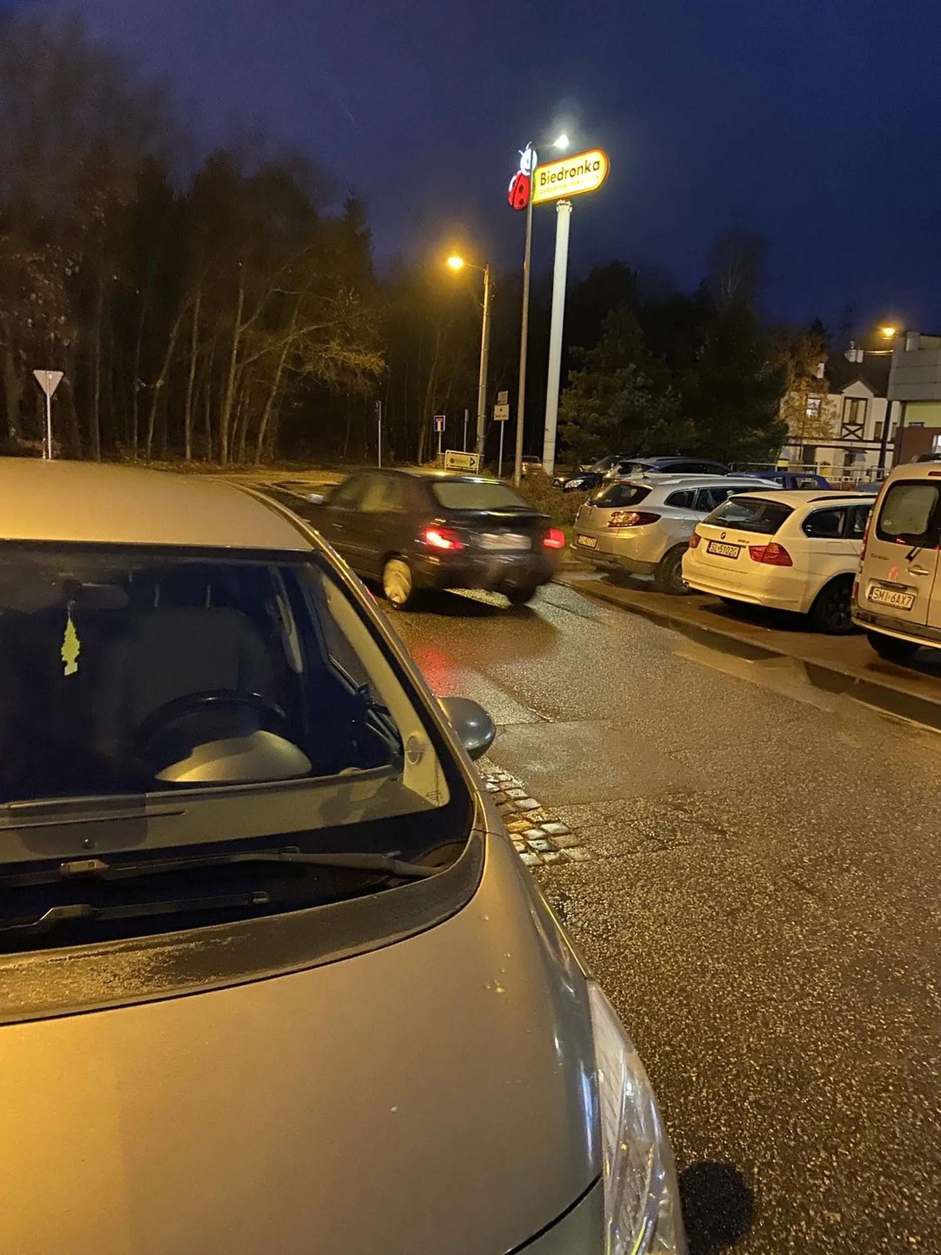 Uderzył na parkingu pod marketem 2 samochody i uciekł z miejsca zdarzenia
